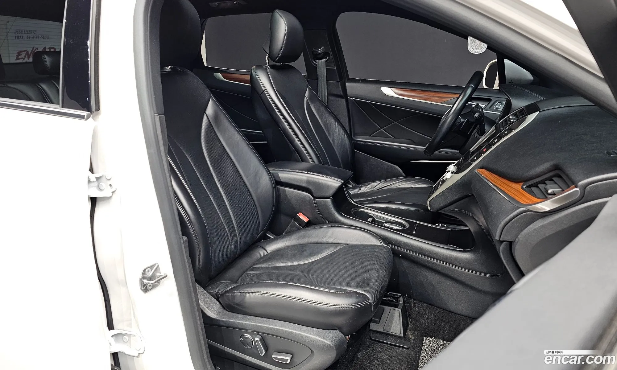 Lincoln MKC 2019 5LMCJ3D97KUL22529 — 19