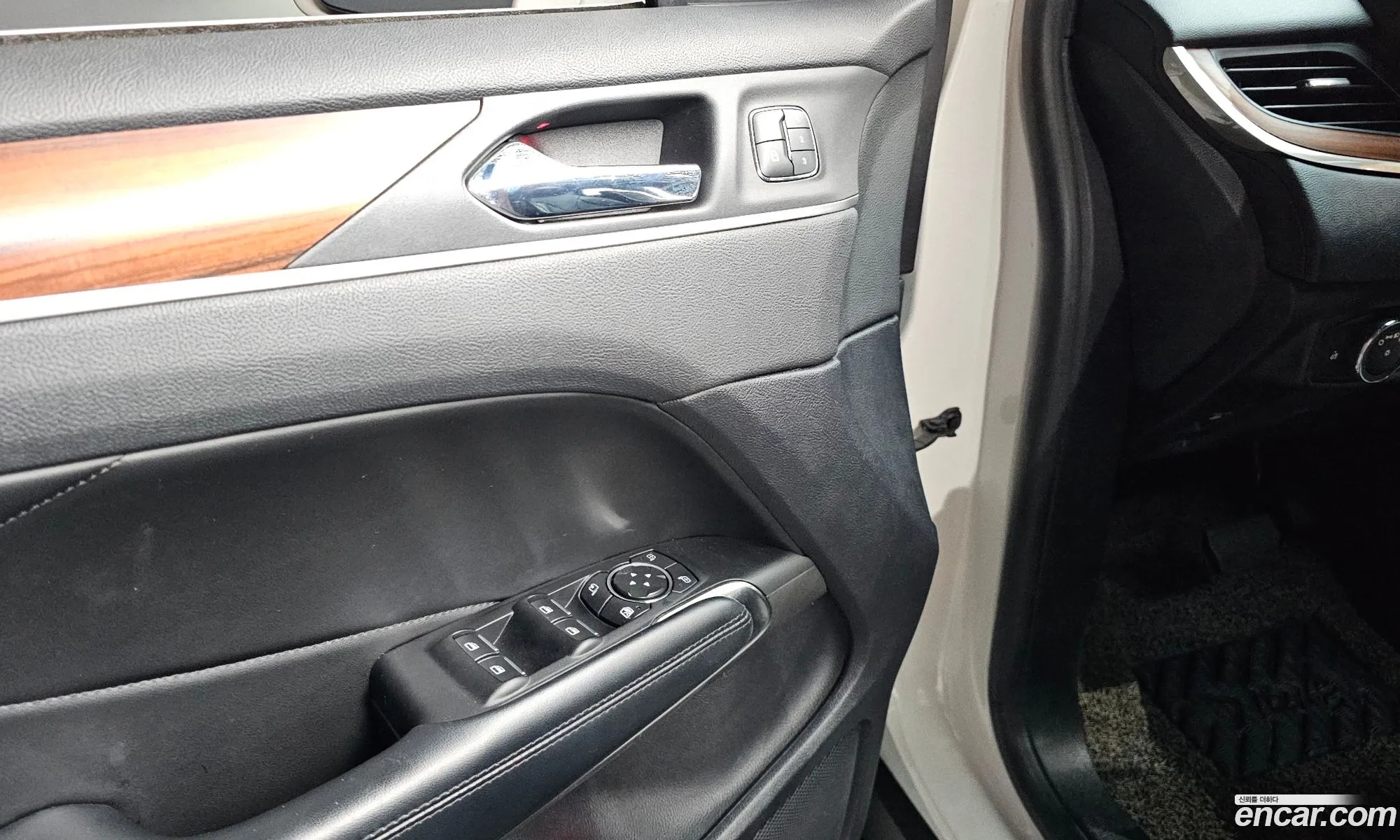 Lincoln MKC 2019 5LMCJ3D97KUL22529 — 6