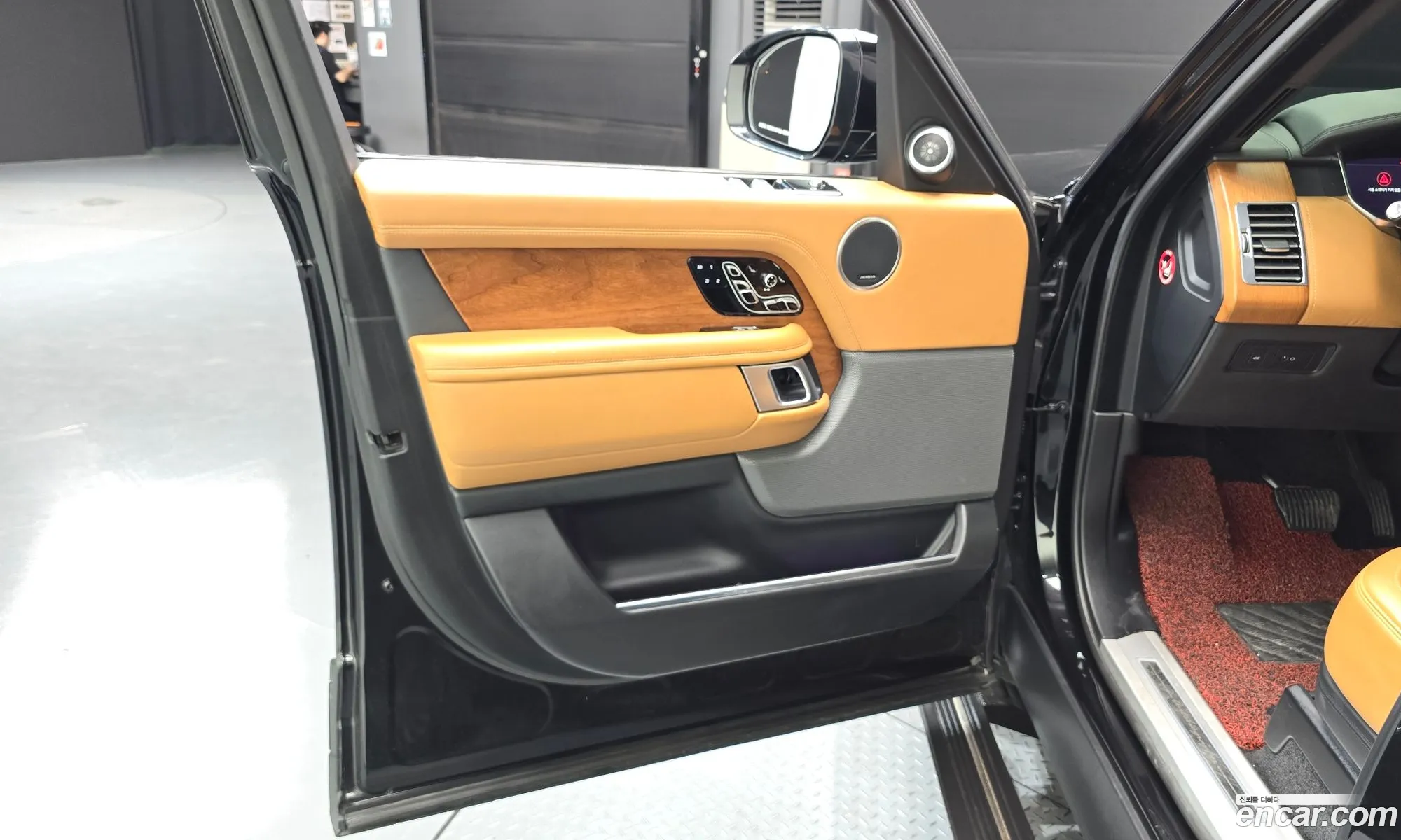 Land Rover Range Rover 2018 SALGA2BJ2JA506849 — 27