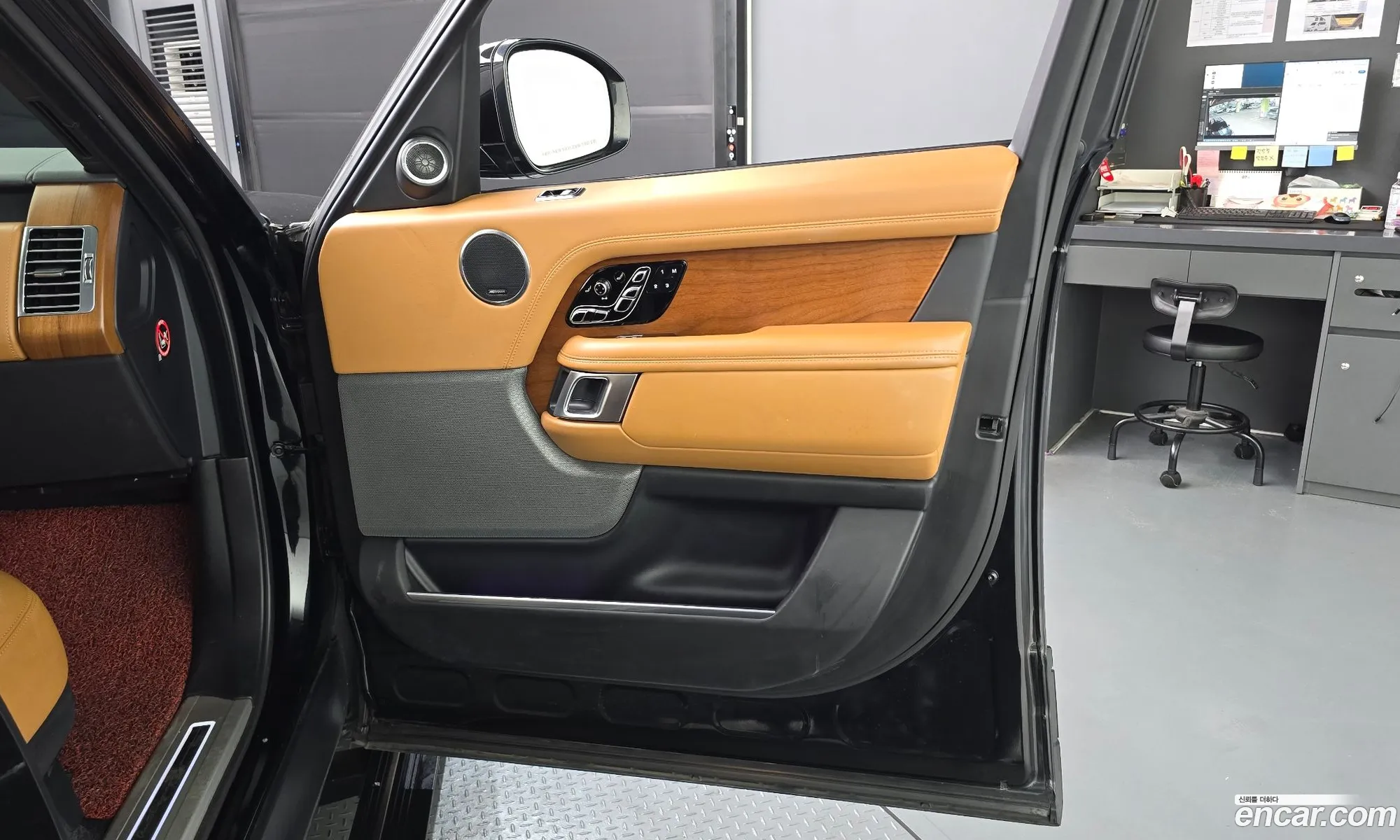 Land Rover Range Rover 2018 SALGA2BJ2JA506849 — 16