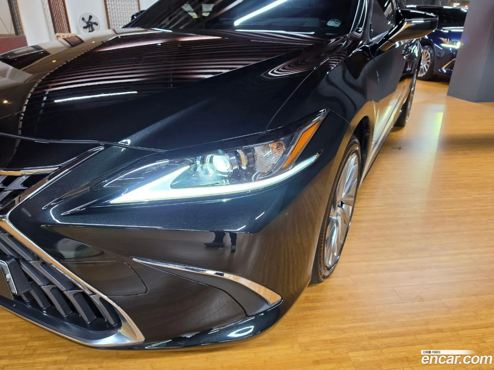 Lexus ES300h 7th Gen 2023 — 18