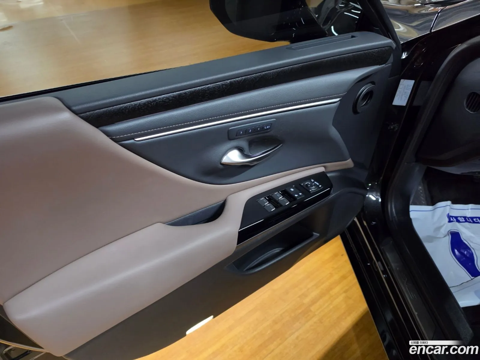 Lexus ES300h 7th Gen 2023 — 12