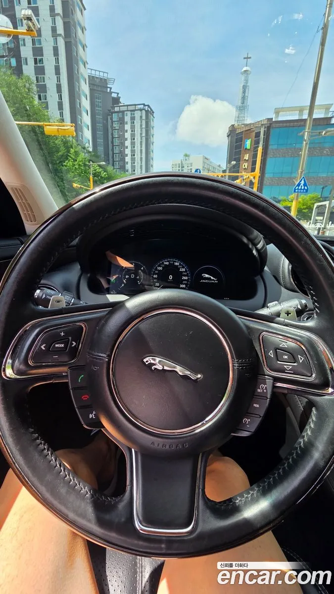 Jaguar XJ 2017 — 12