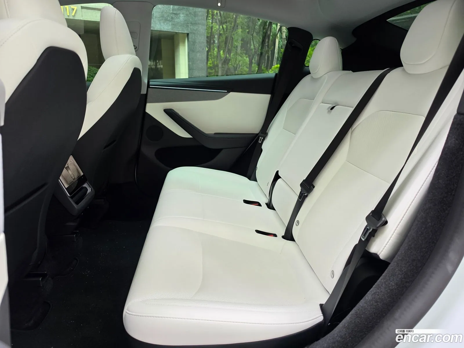 Tesla Model Y 2025 — 2