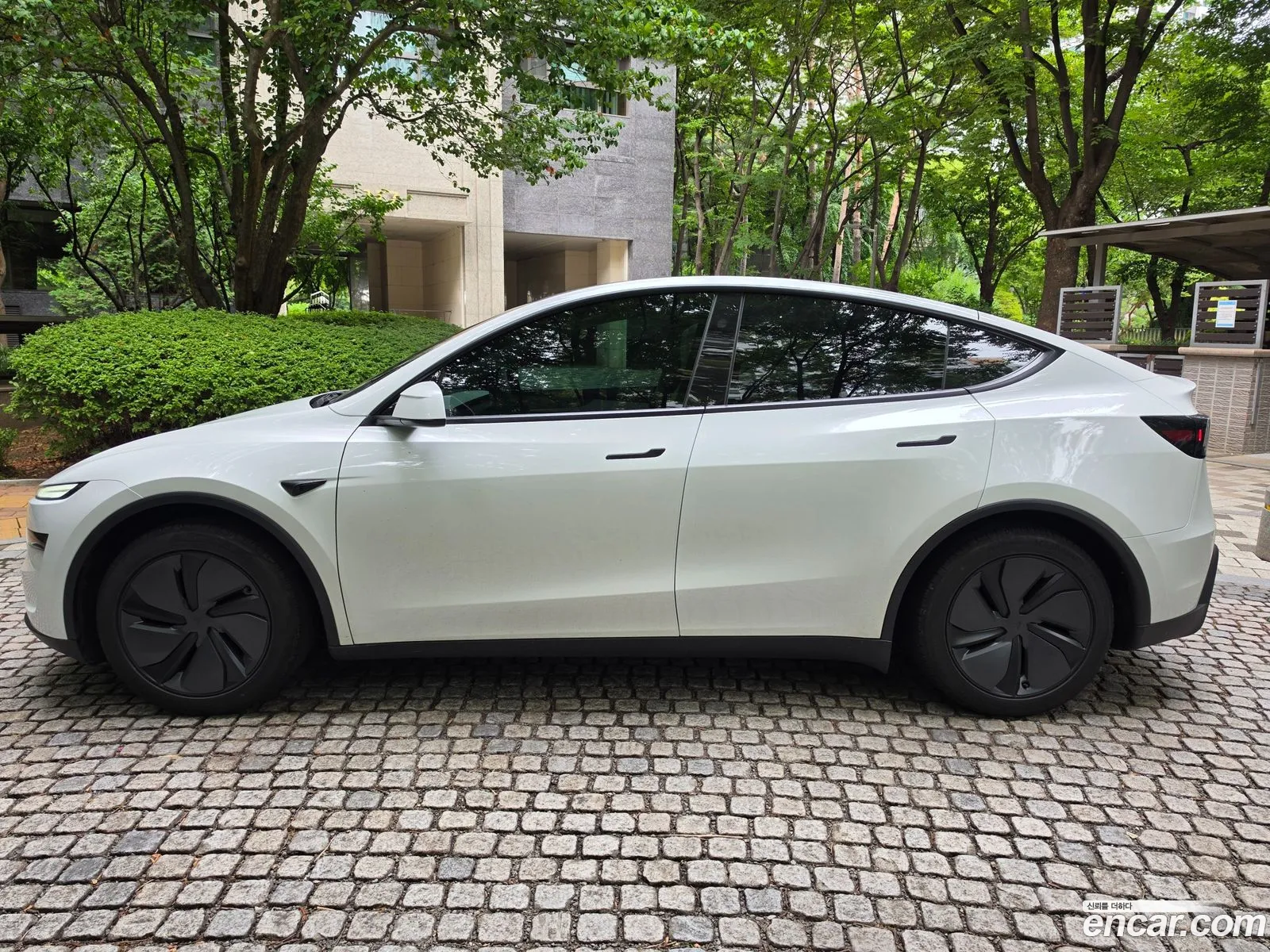 Tesla Model Y 2025 — 4