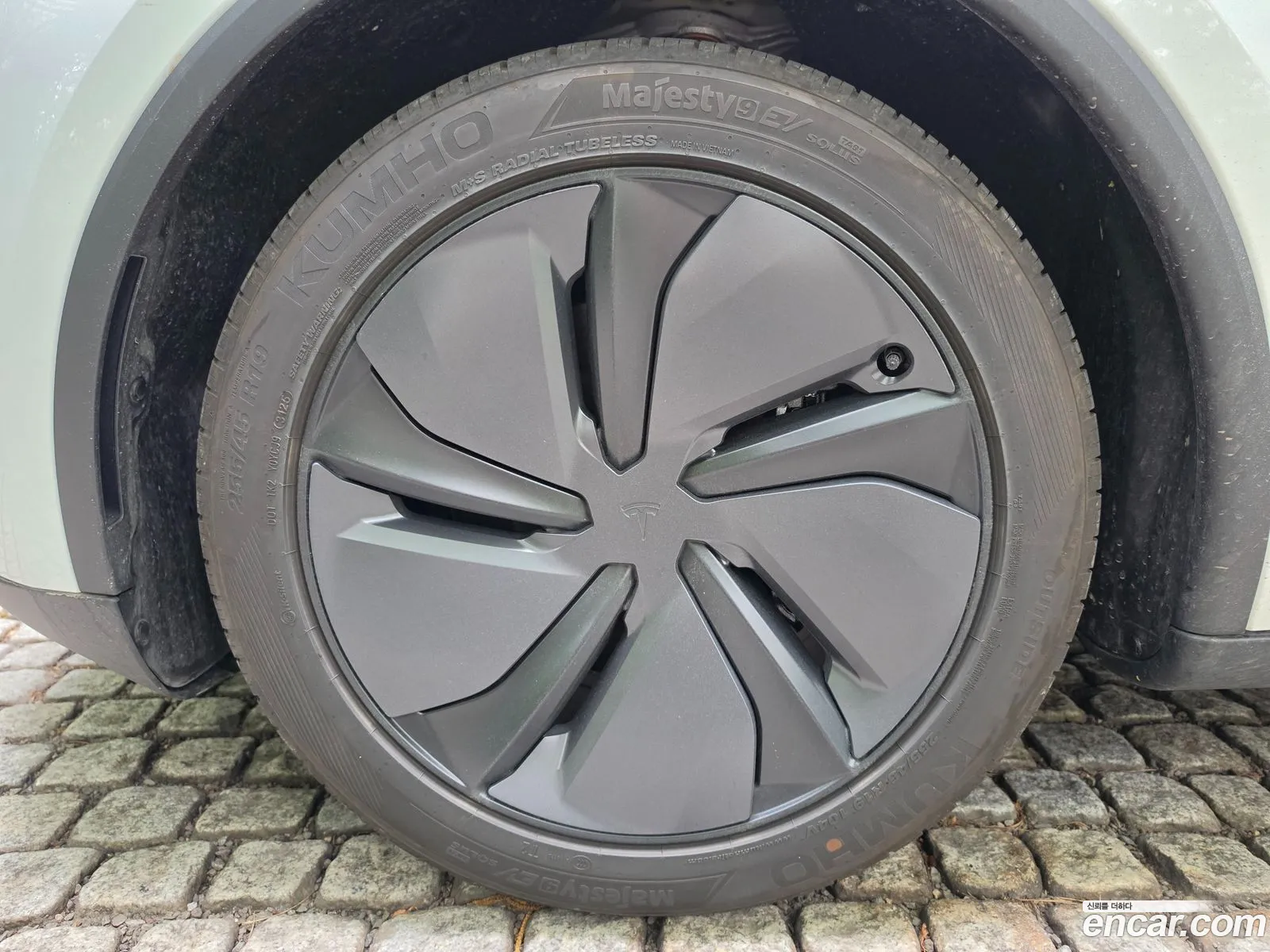 Tesla Model Y 2025 — 8