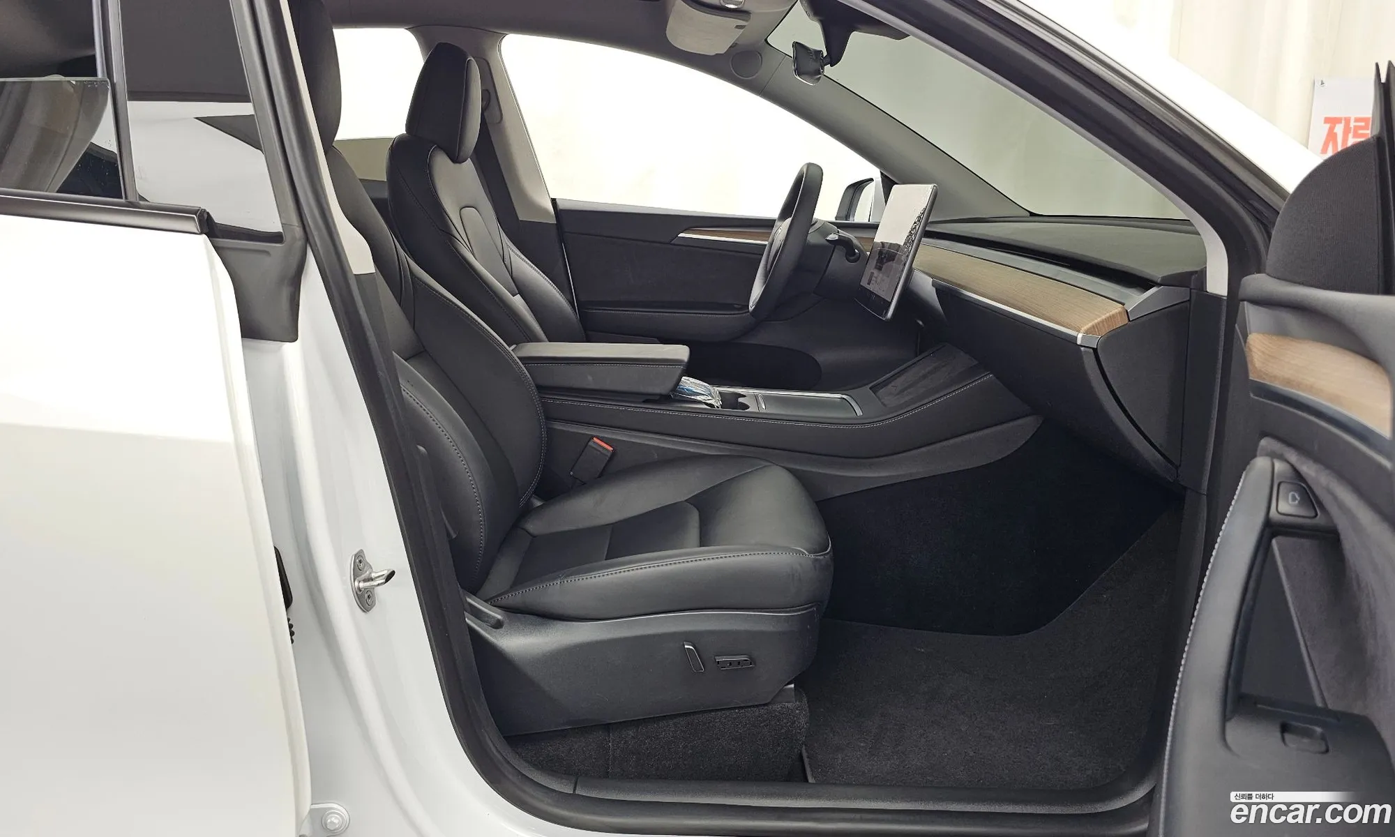 Tesla Model Y 2023 — 16