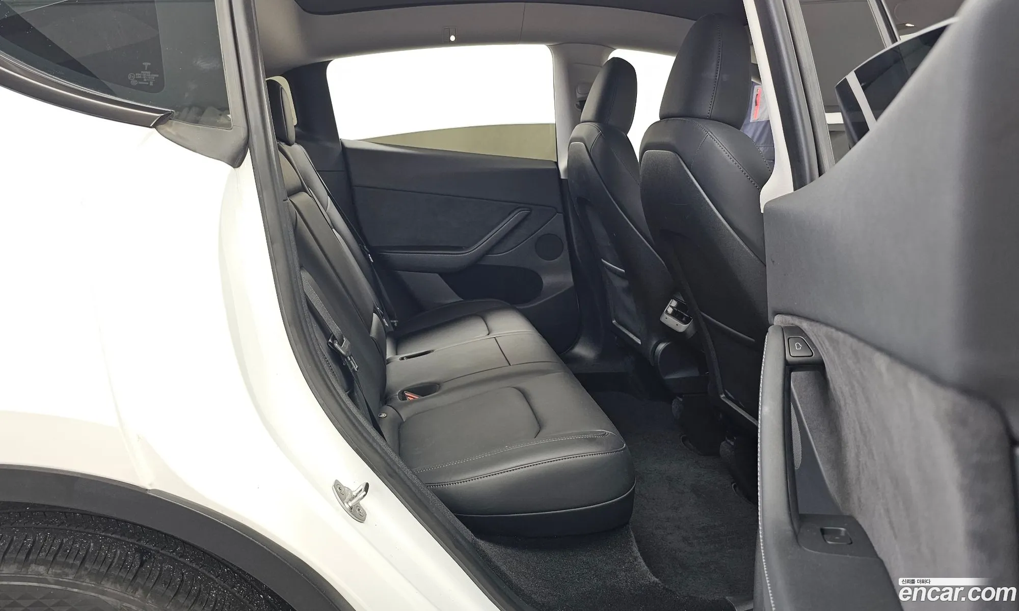 Tesla Model Y 2023 — 32