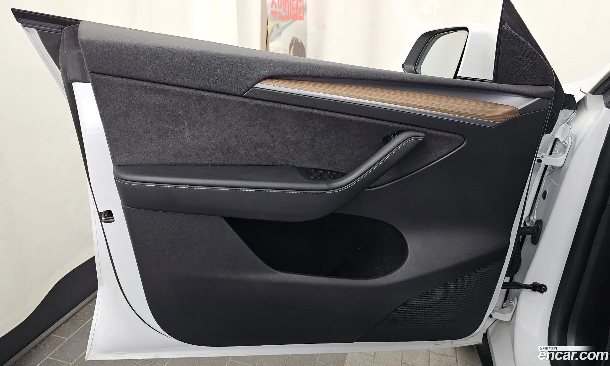 Tesla Model Y 2023 — 17