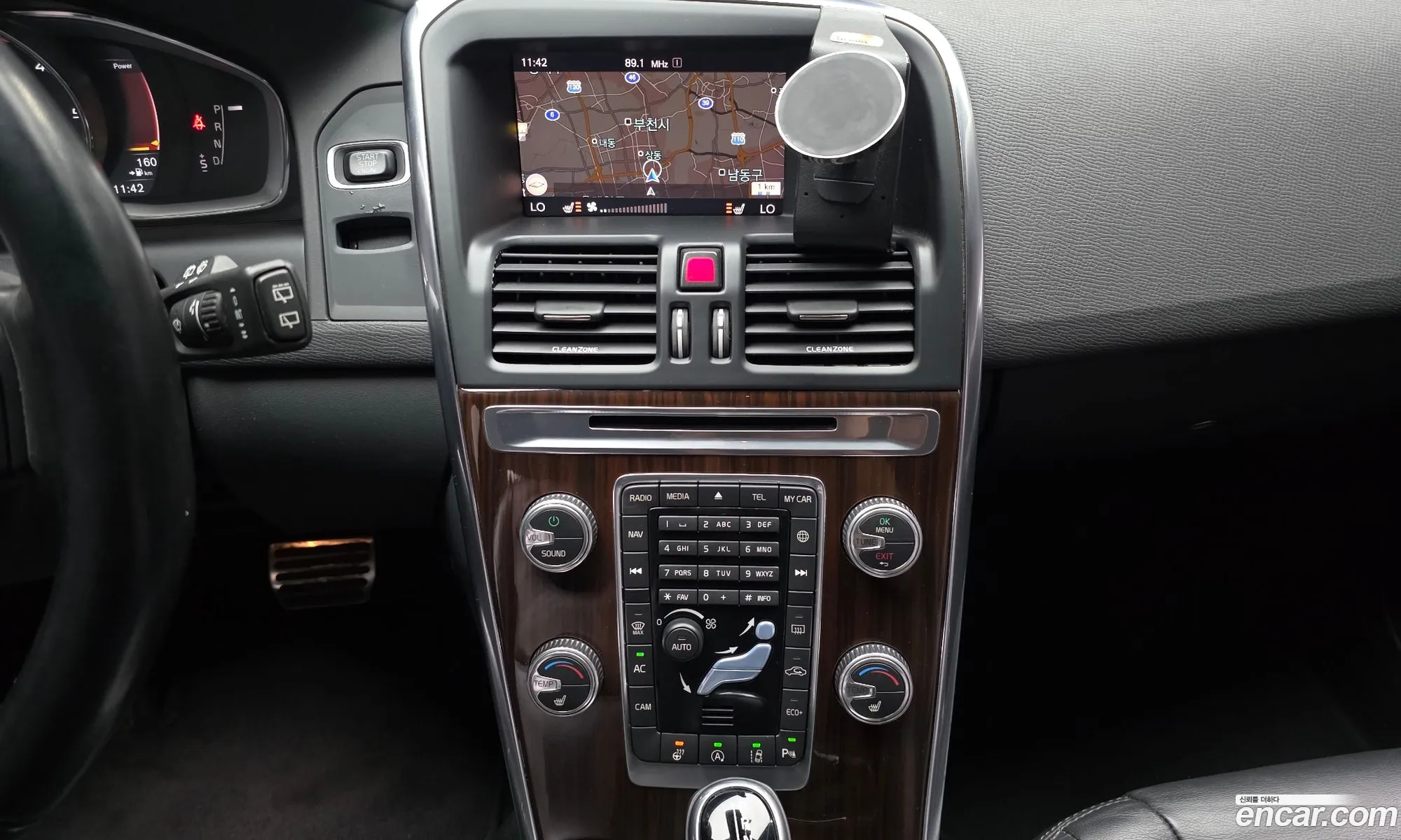 Volvo XC60 2017 YV1DZA8BDH2195335 — 3