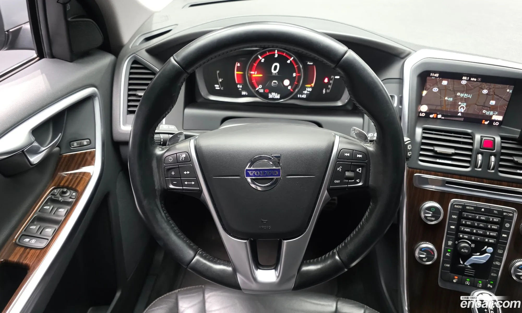 Volvo XC60 2017 YV1DZA8BDH2195335 — 10
