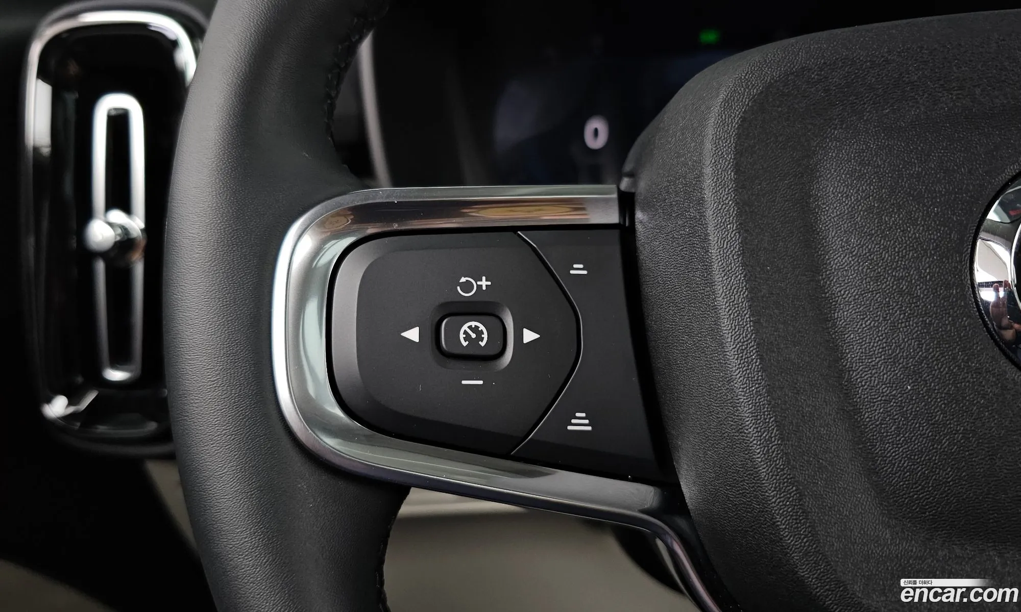 Volvo XC40 2025 — 33