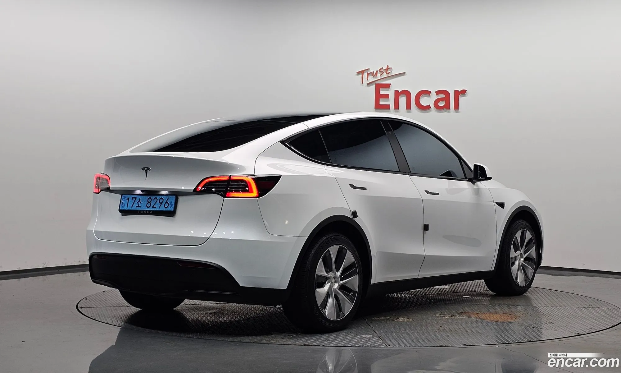 Tesla Model Y 2024 LRWYGCFSXRC425954 — 3