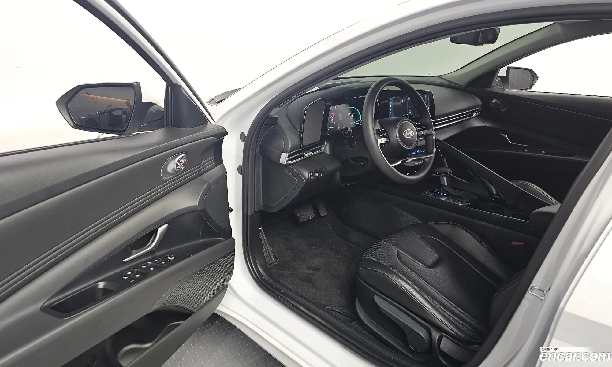 Hyundai Elantra Hybrid 2025 — 28