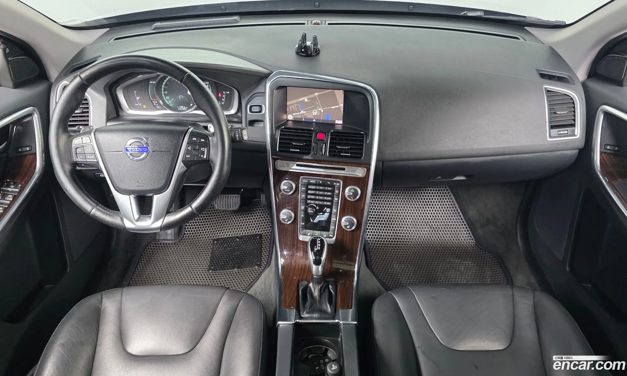 Volvo XC60 2017 YV1DZA8BDH2140236 — 3