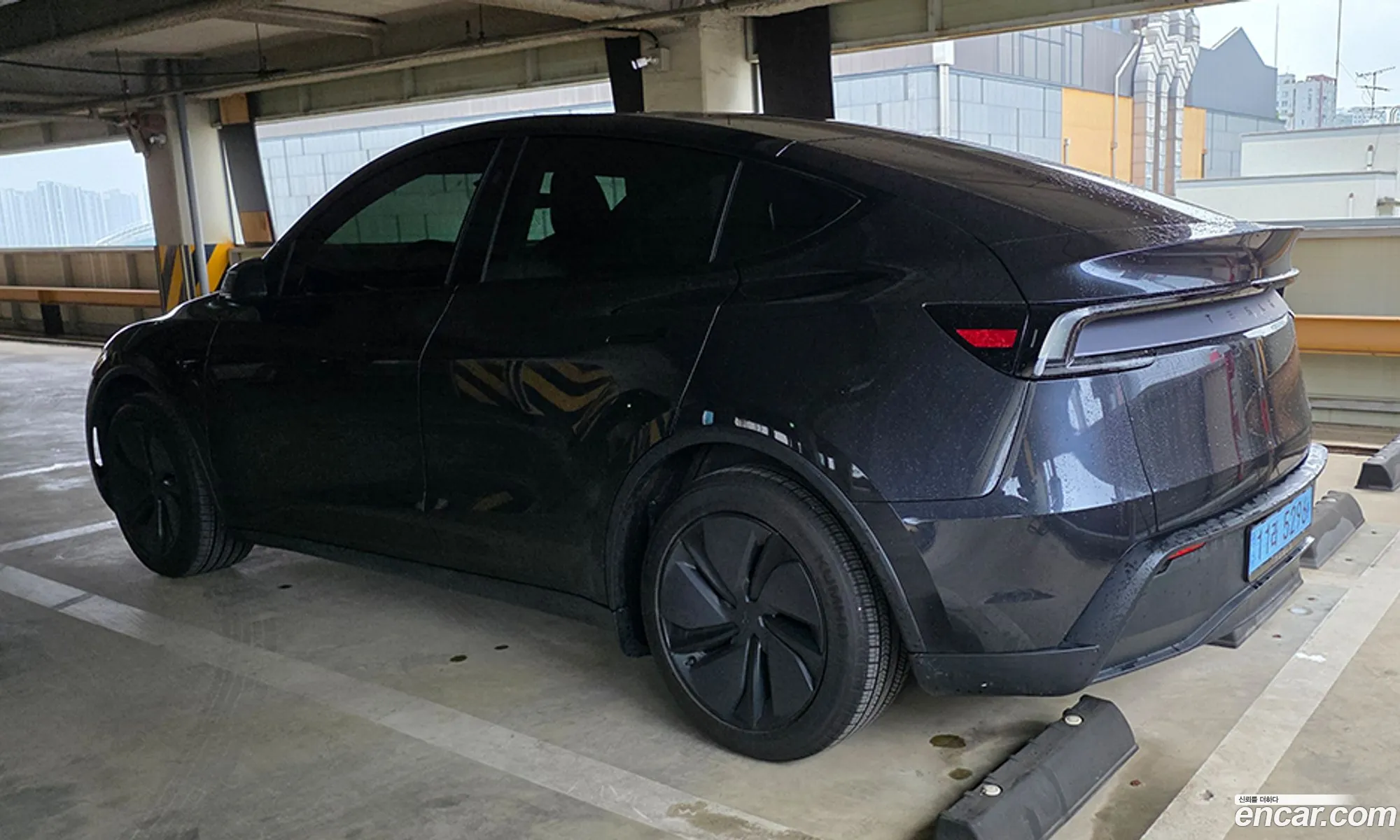 Tesla Model Y 2025 — 14