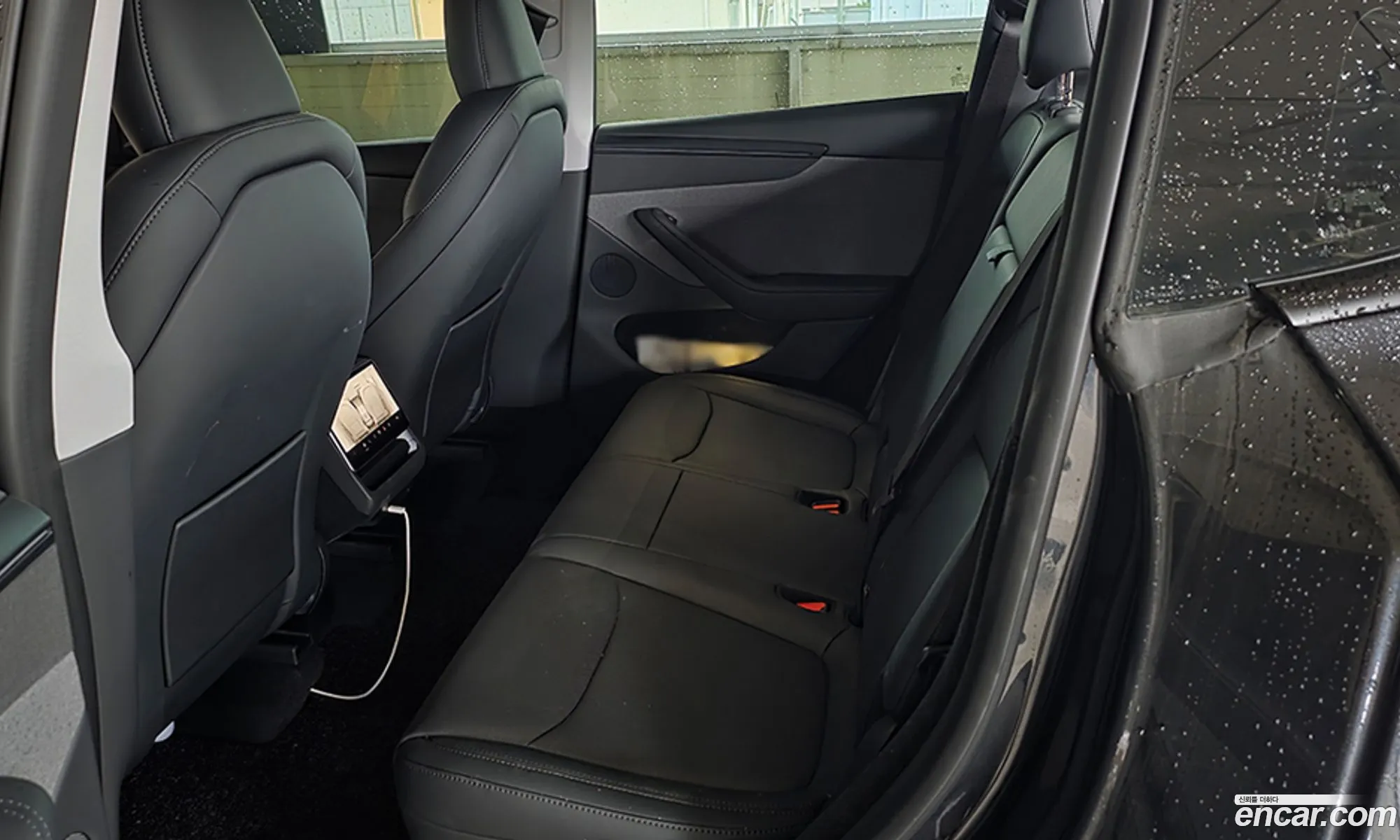 Tesla Model Y 2025 — 2