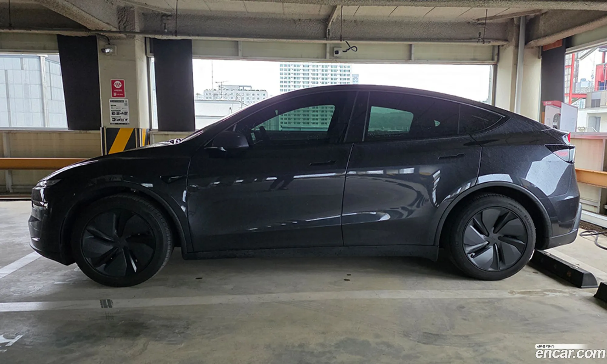 Tesla Model Y 2025 — 17