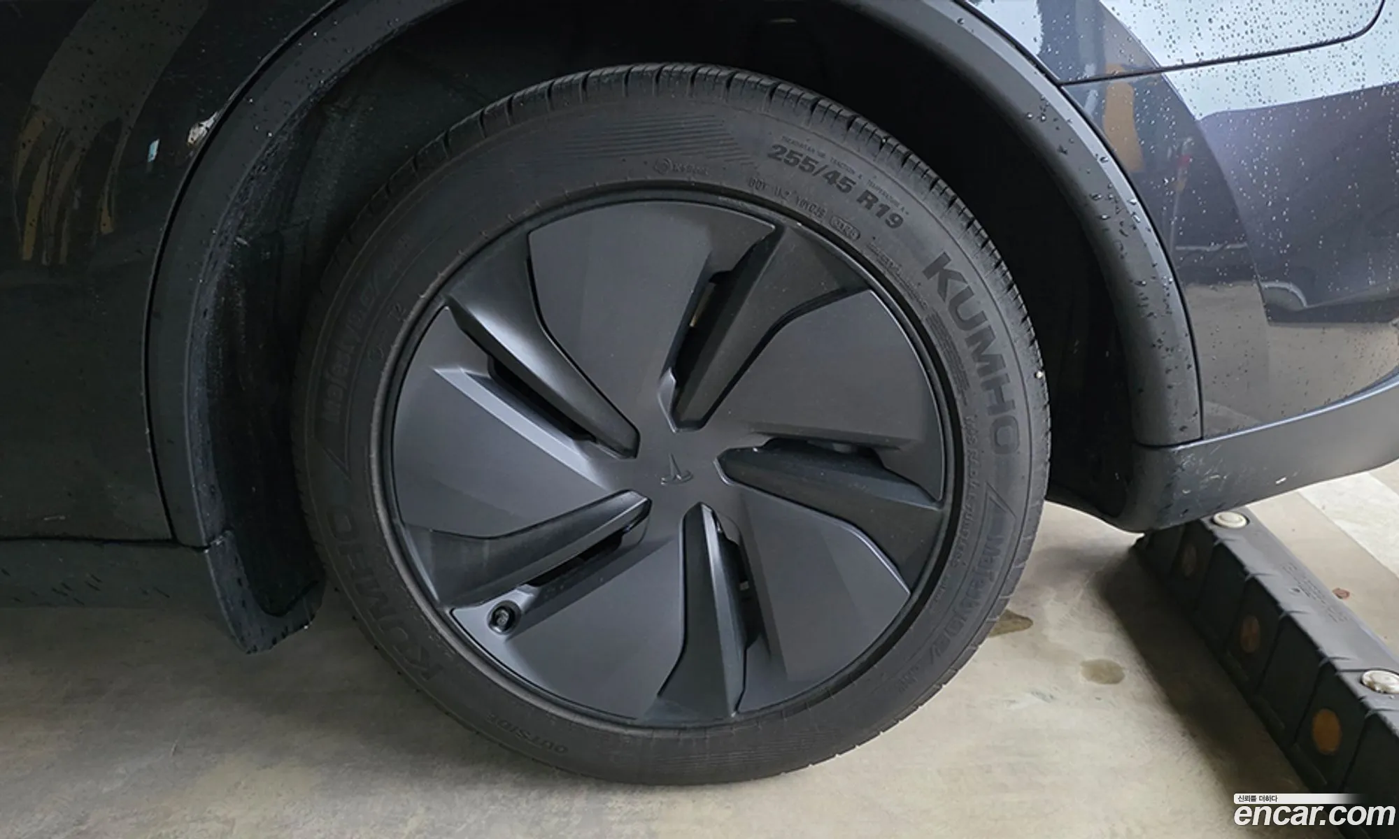 Tesla Model Y 2025 — 16