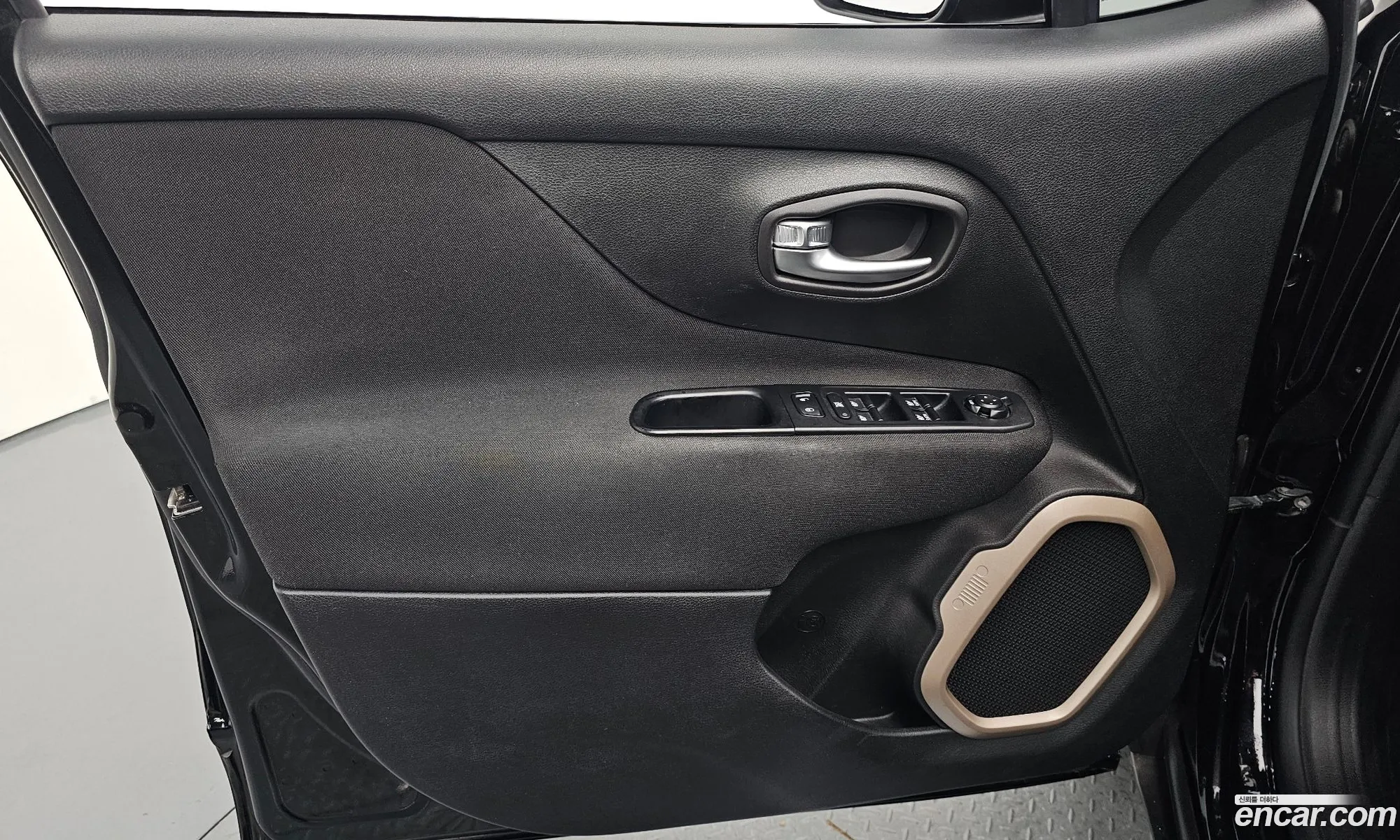 Jeep Renegade 2017 1C4BU0000HPF00288 — 28