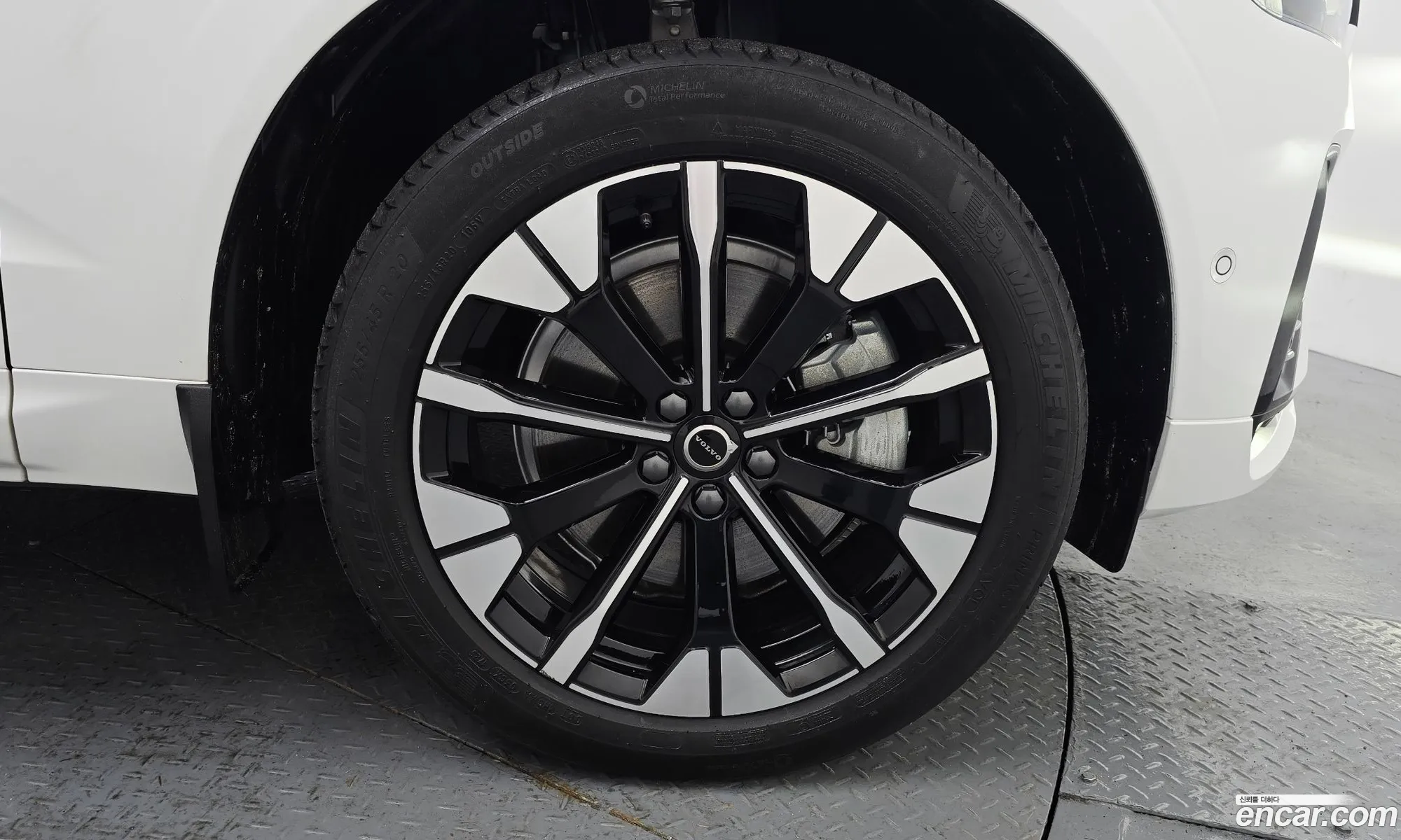 Volvo XC60 2025 YV1UZM121T1303750 — 2