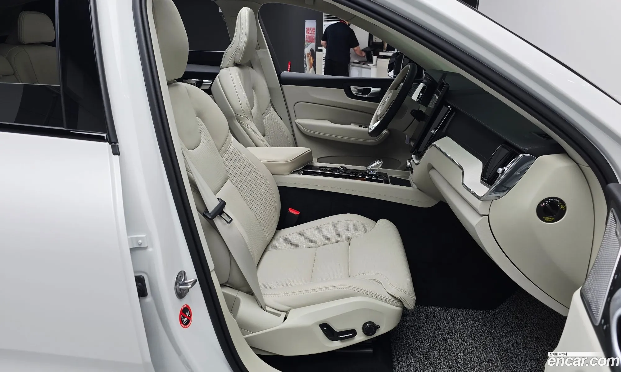 Volvo XC60 2025 YV1UZM121T1303750 — 27