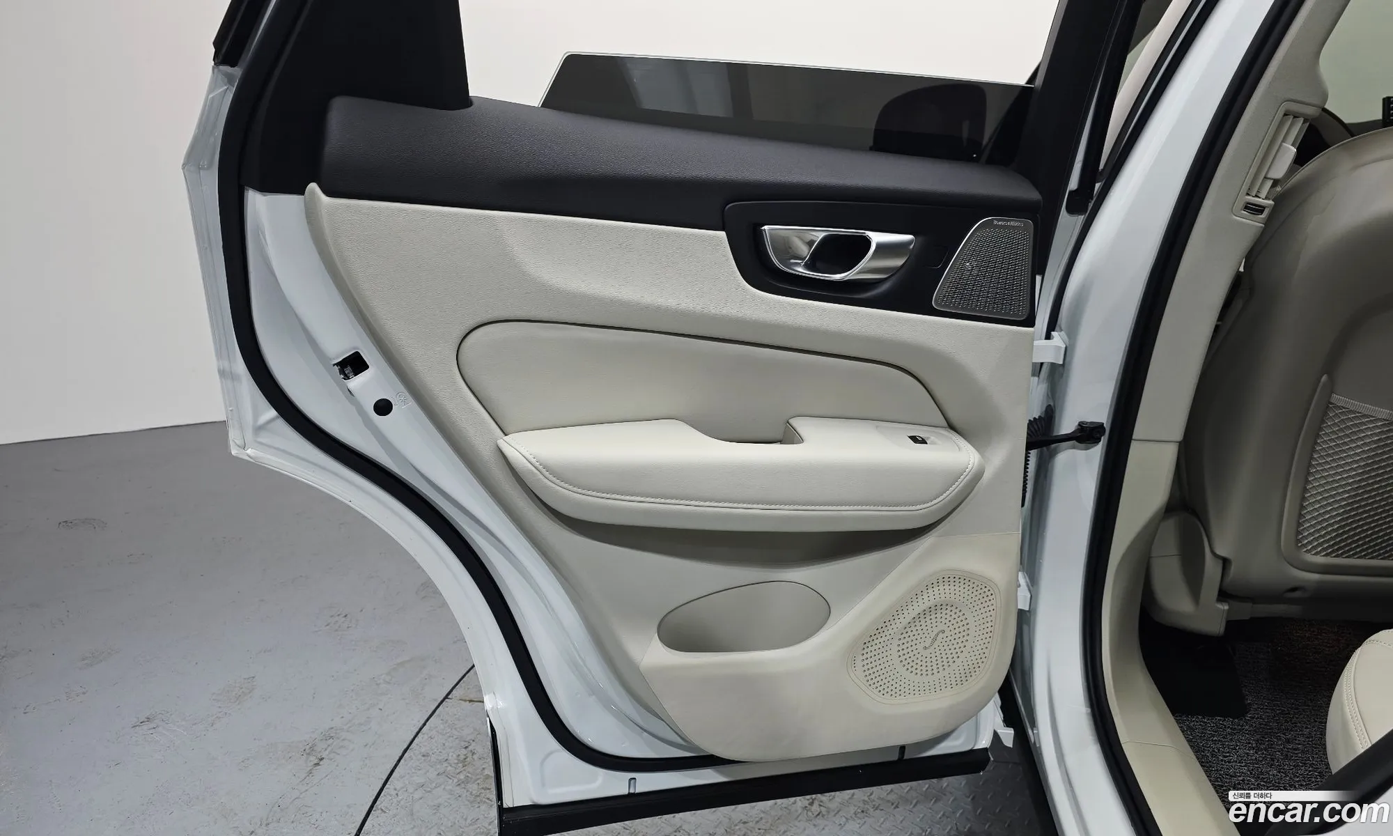 Volvo XC60 2025 YV1UZM121T1303750 — 12