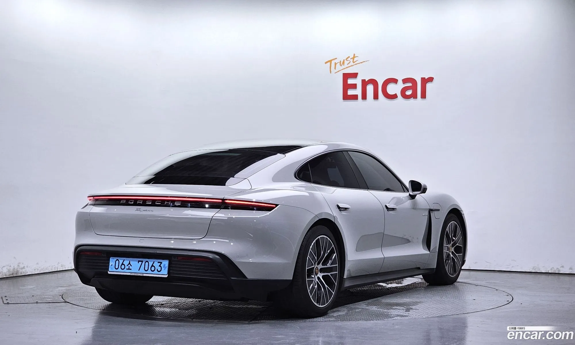 Porsche Taycan 2023 — 30