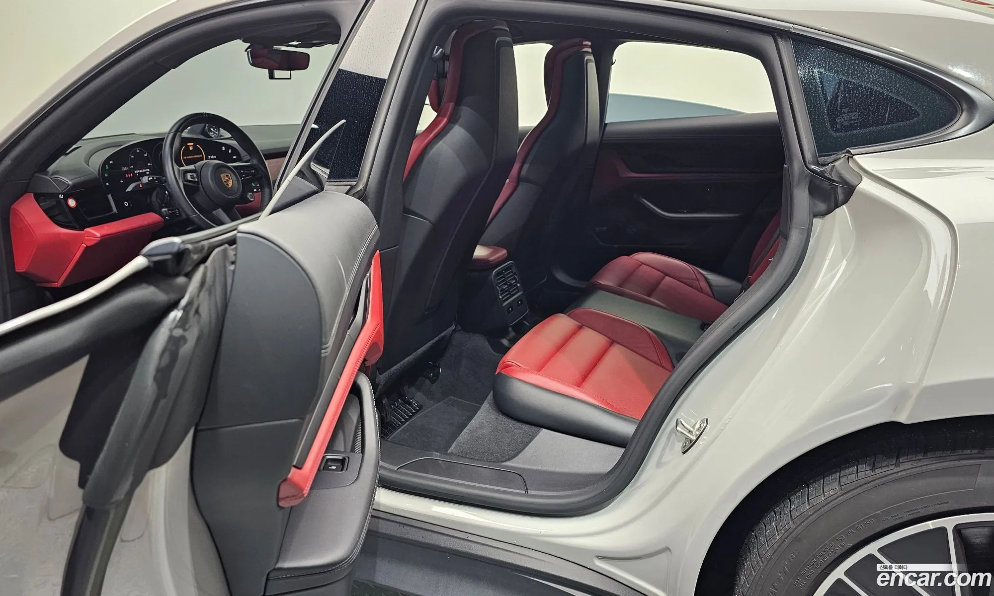 Porsche Taycan 2023 — 27