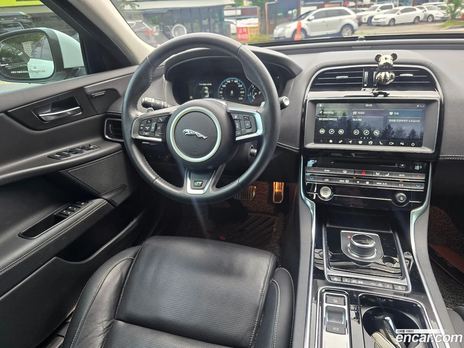 Jaguar XE 2019 — 10
