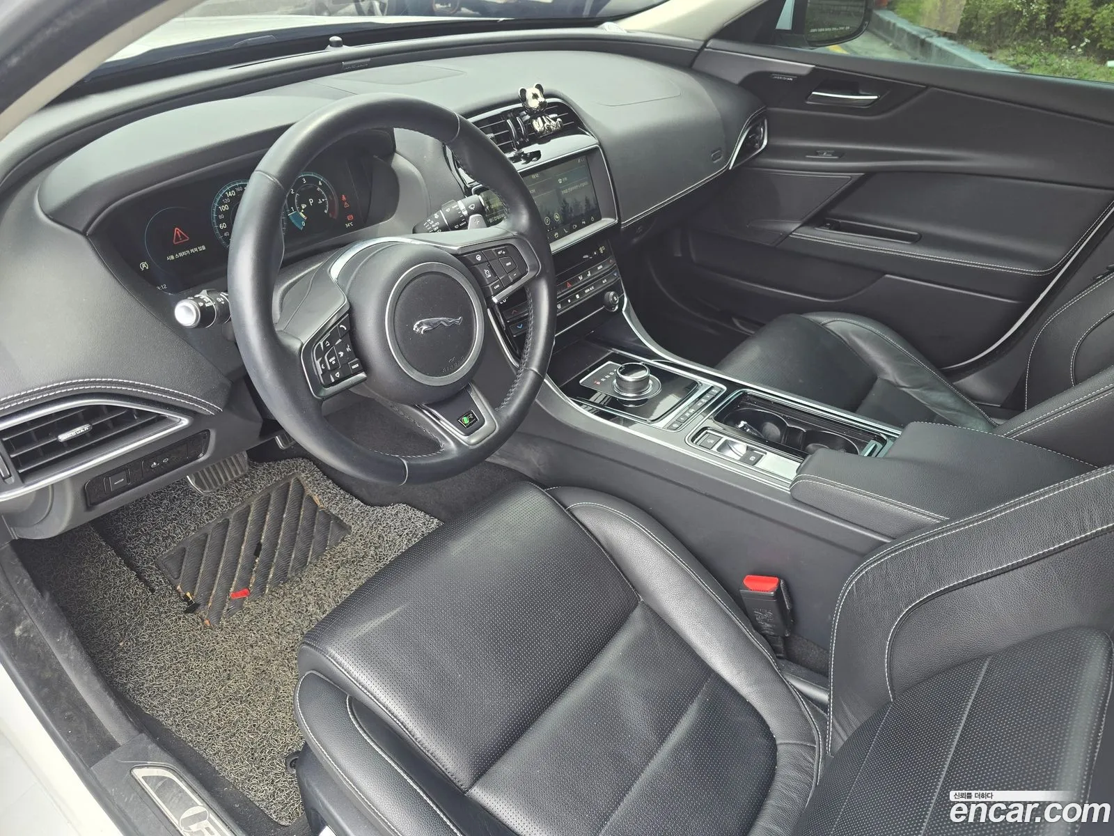 Jaguar XE 2019 — 12