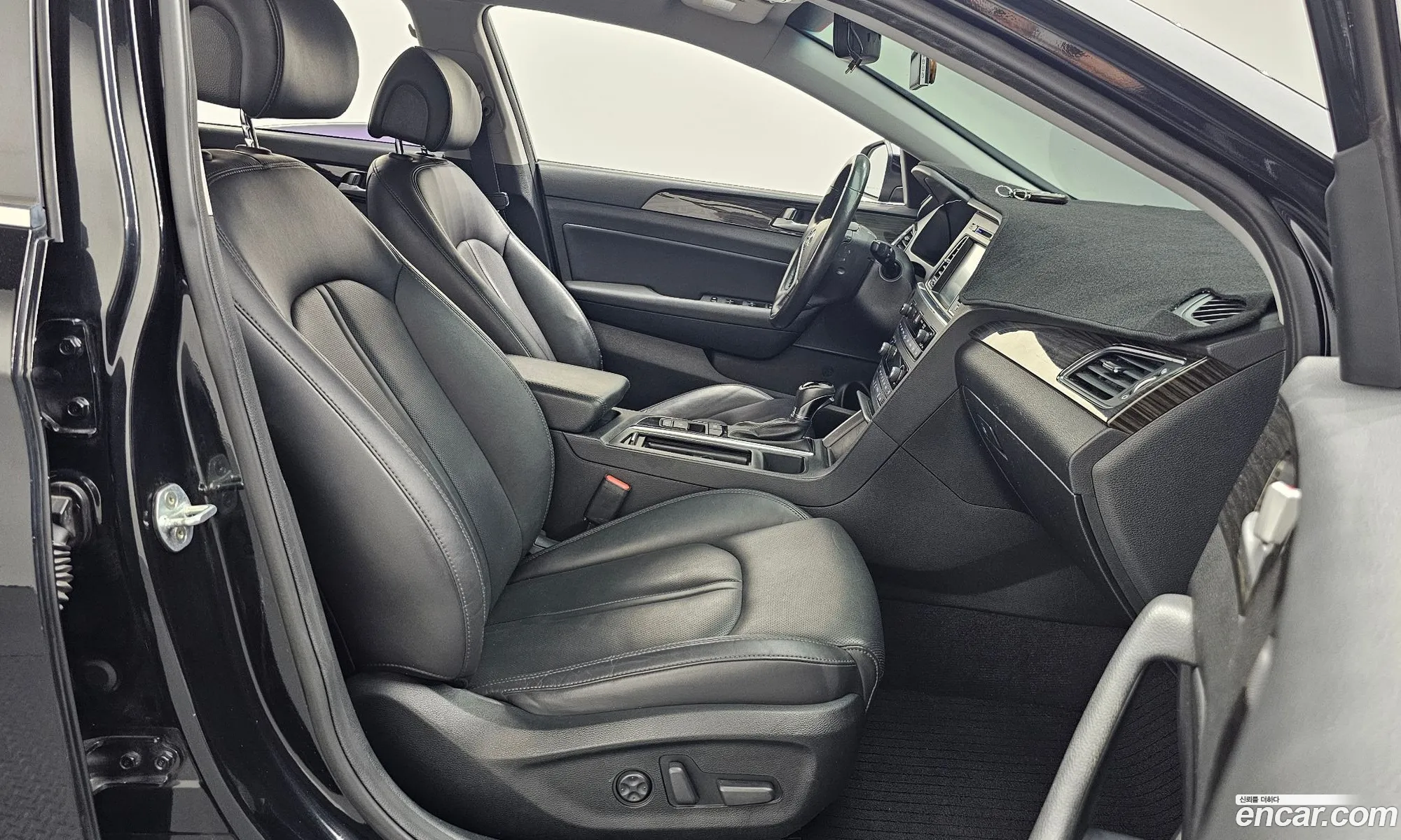 Hyundai LF Sonata 2016 — 12