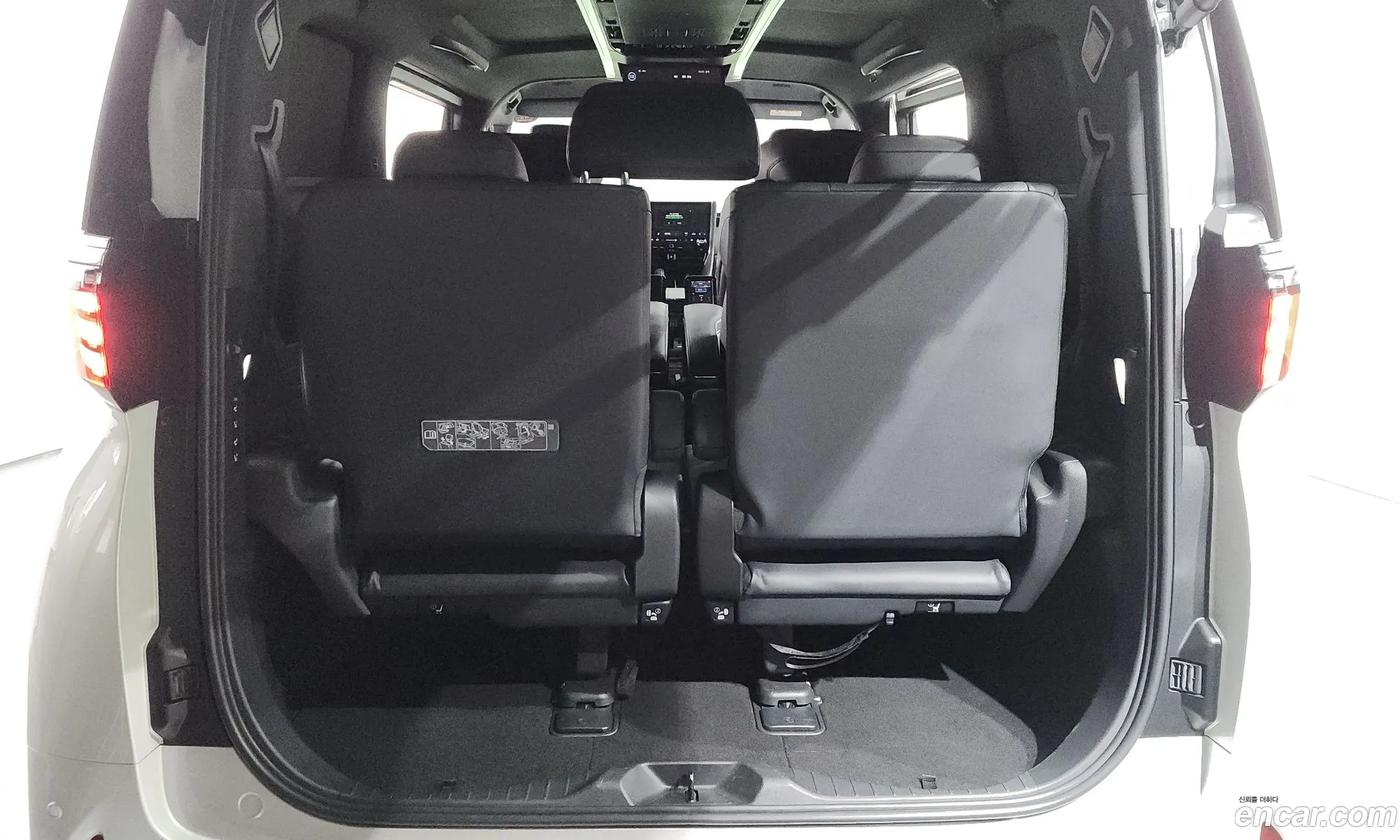 Toyota Alphard 2024 — 35