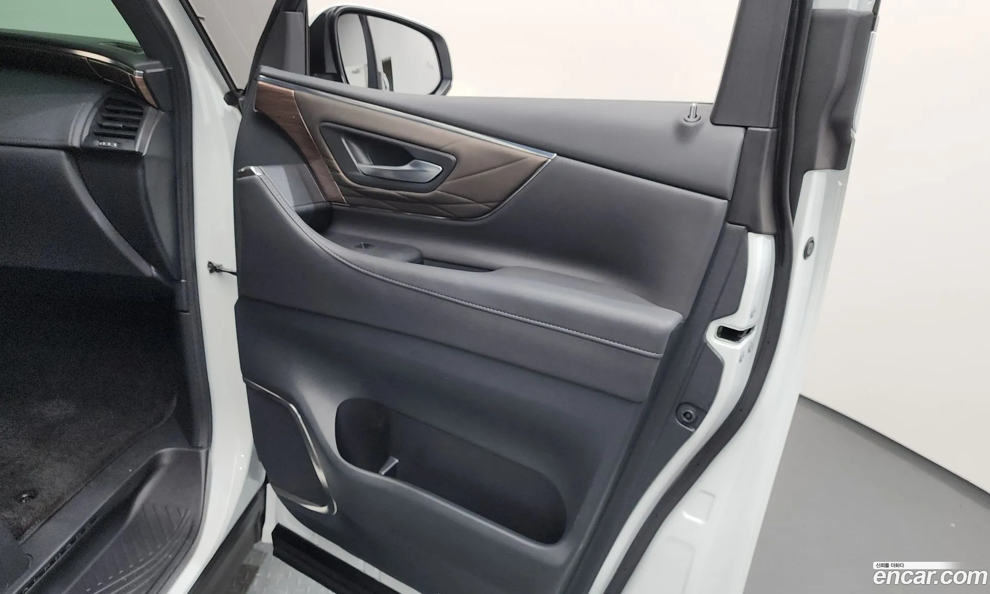 Toyota Alphard 2024 — 13