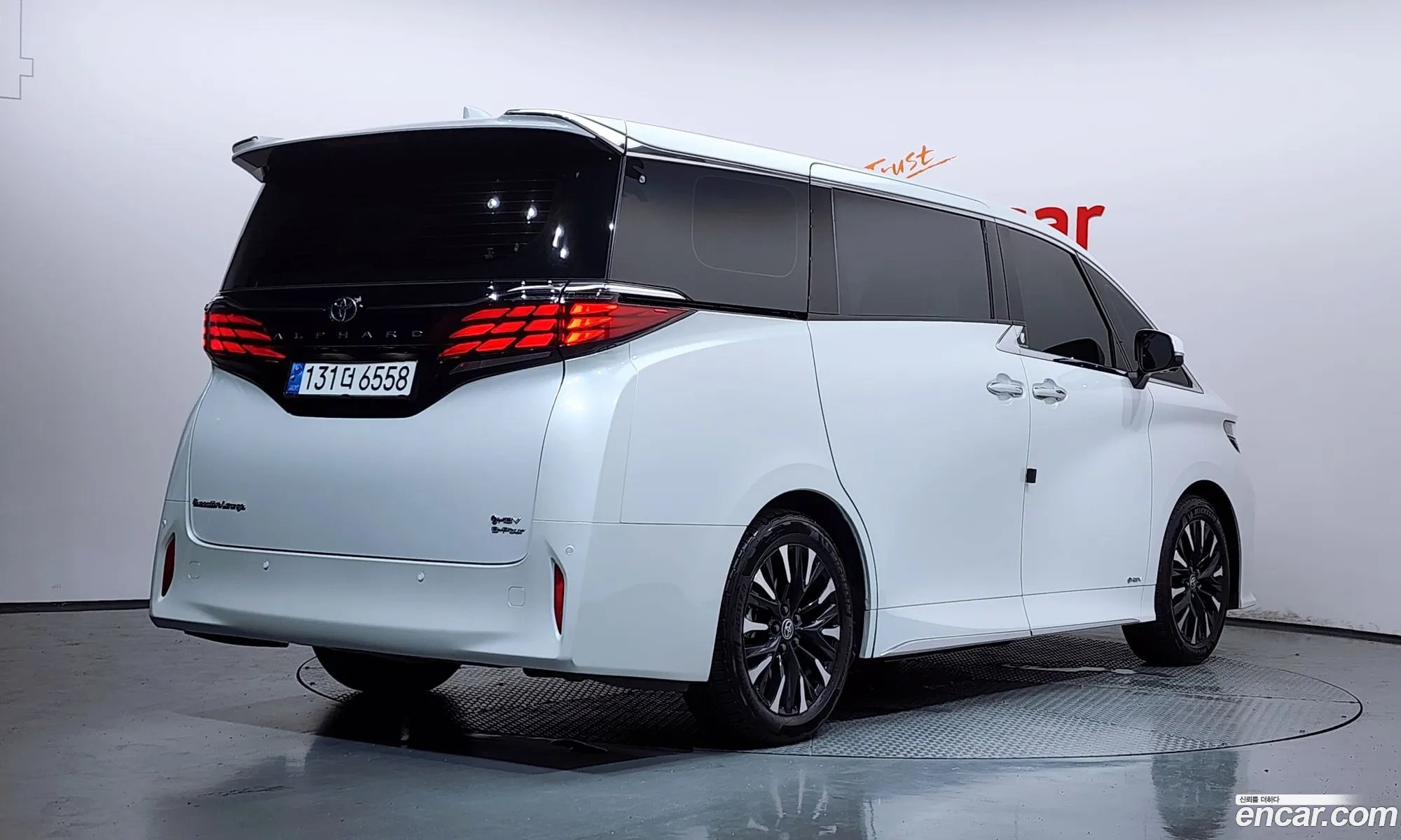 Toyota Alphard 2024 — 32