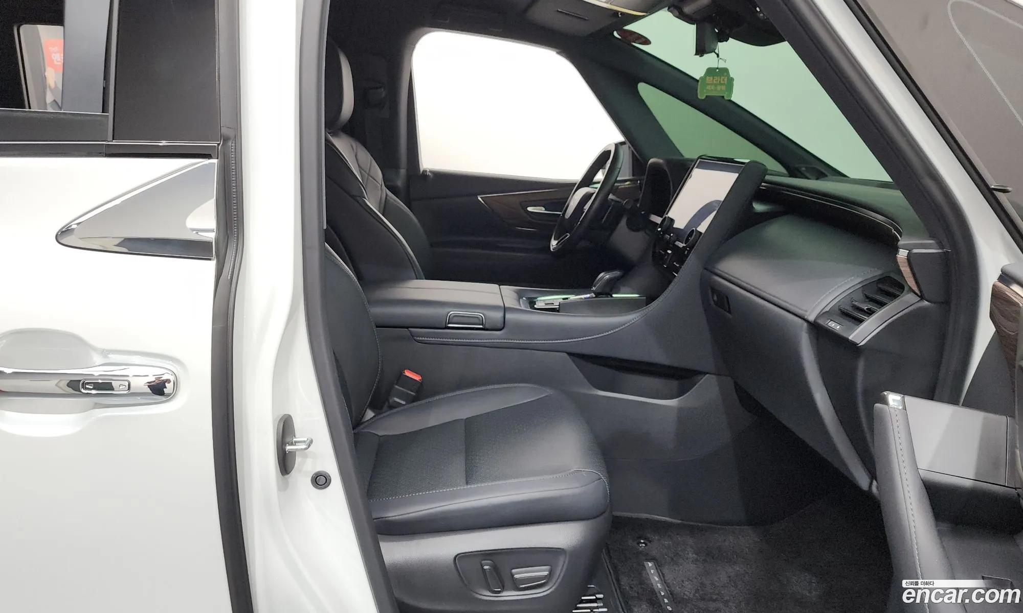 Toyota Alphard 2024 — 36
