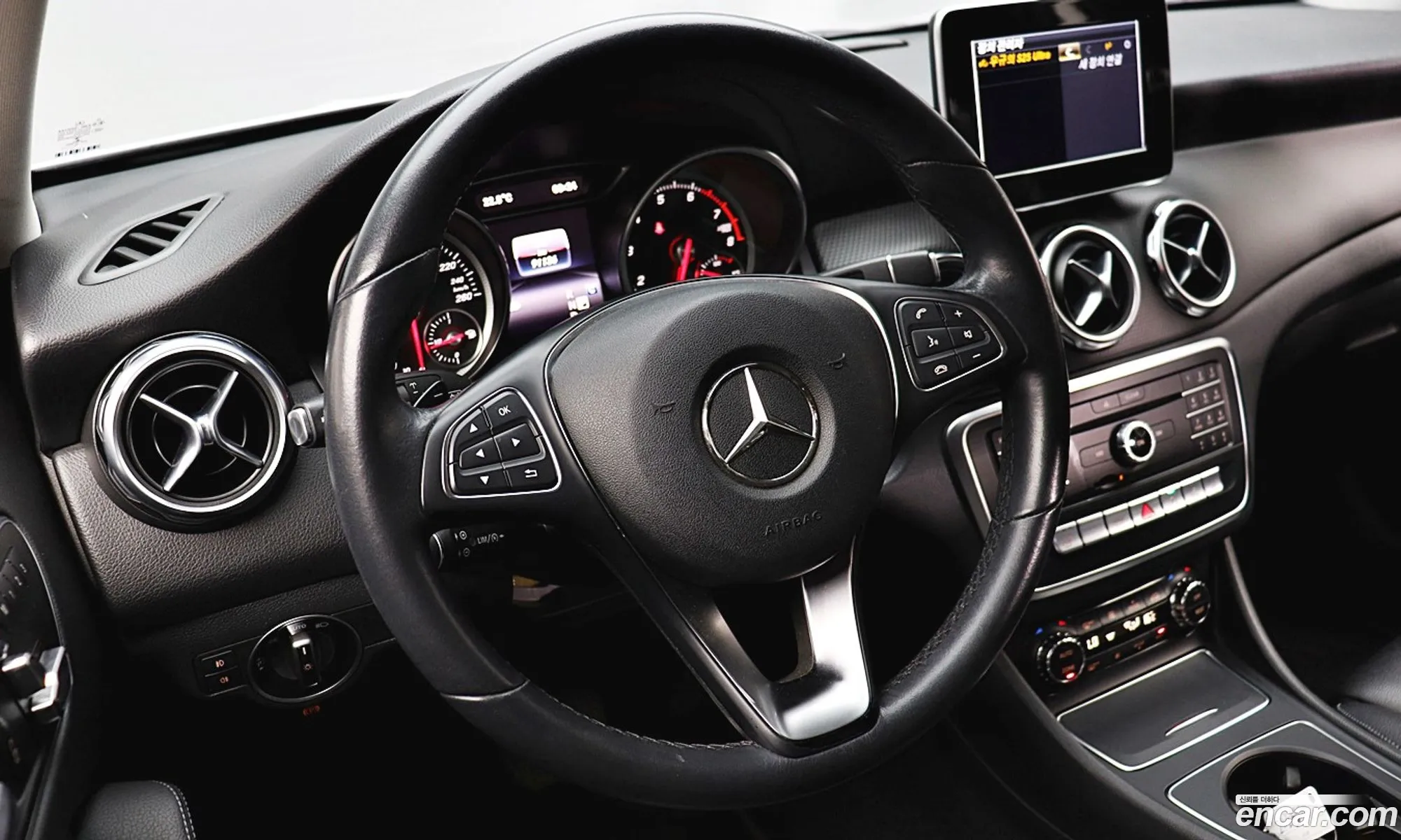 Mercedes-Benz GLA-Class X156 2018 — 12