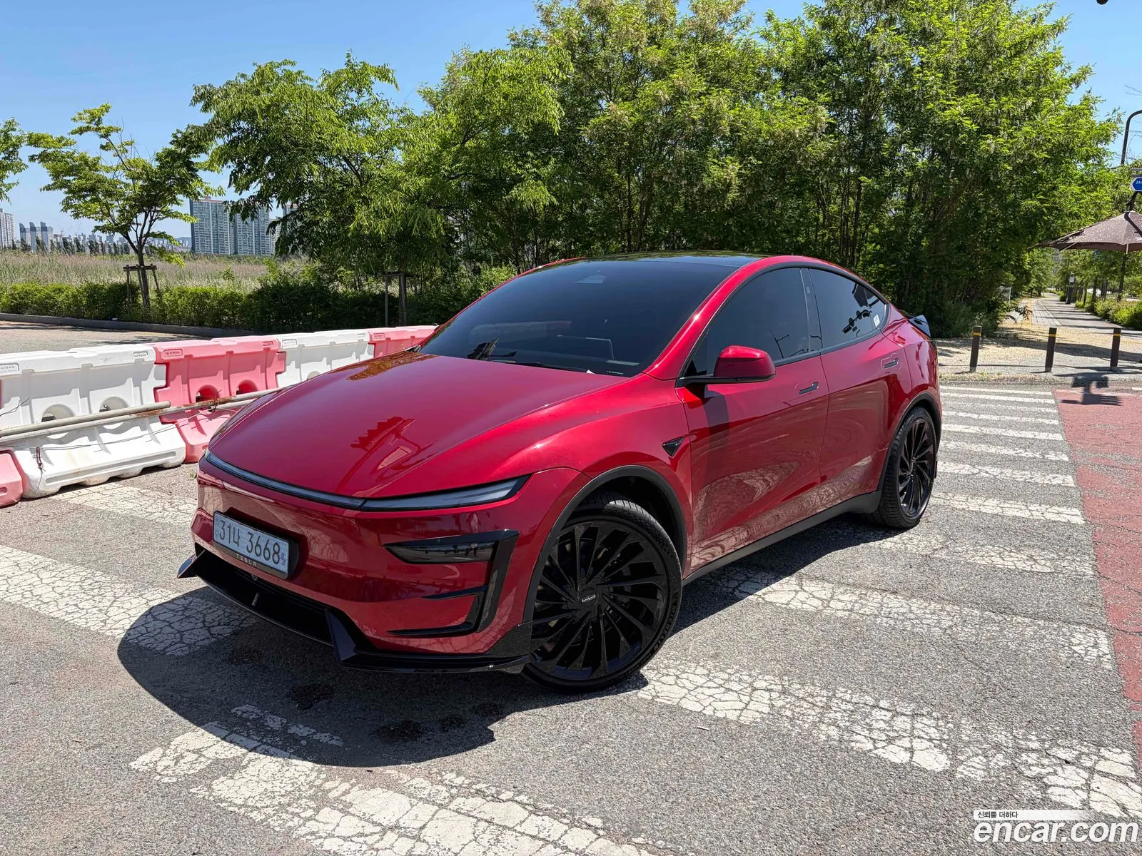 Tesla Model Y 2025 — 4