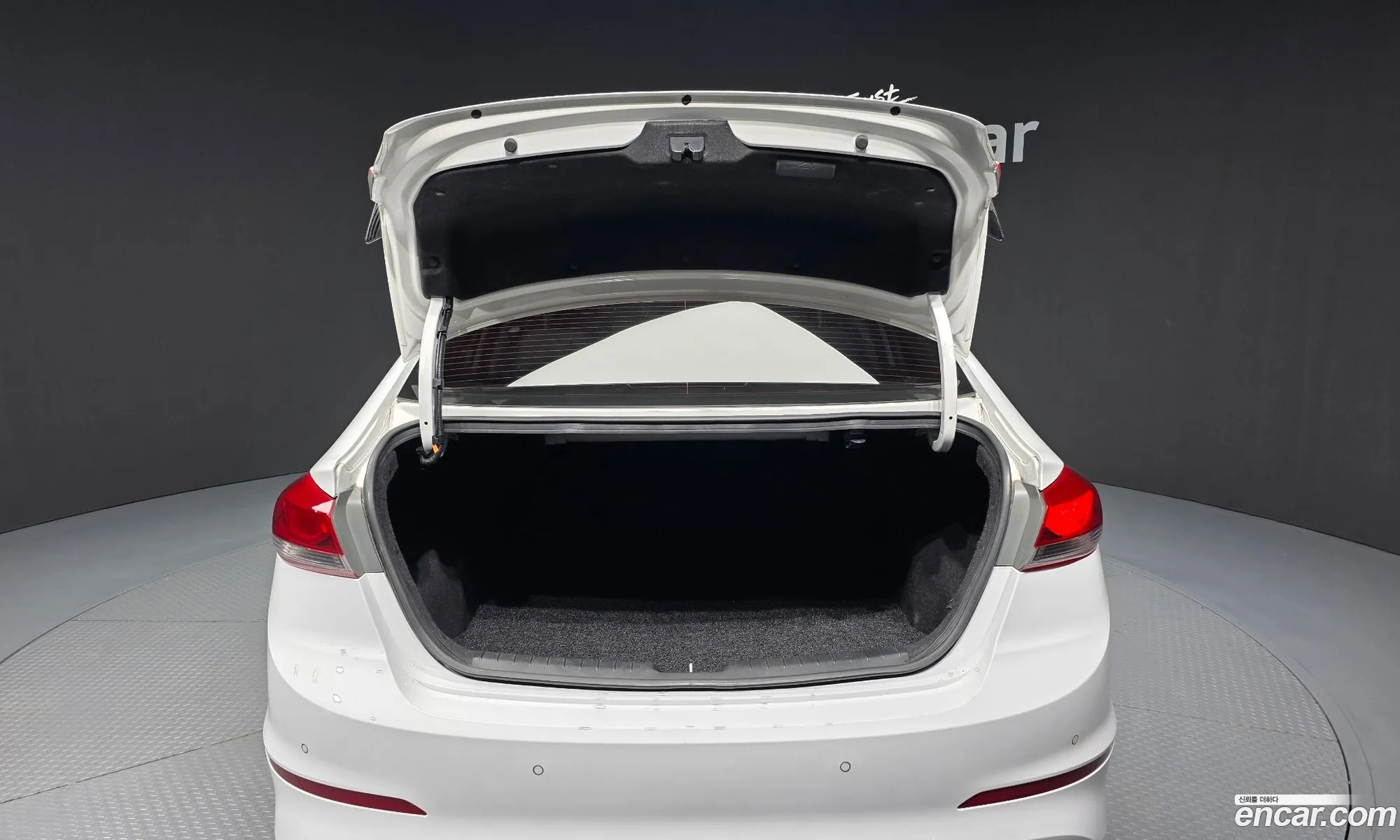 Hyundai Elantra AD 2018 — 5