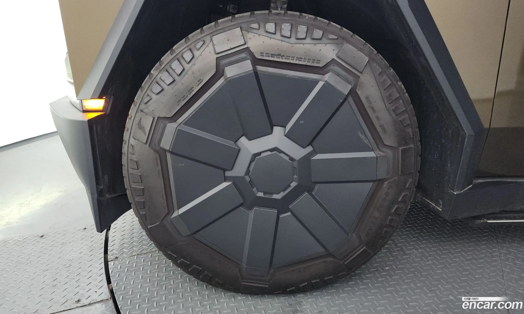 Tesla Cybertruck 2024 — 17