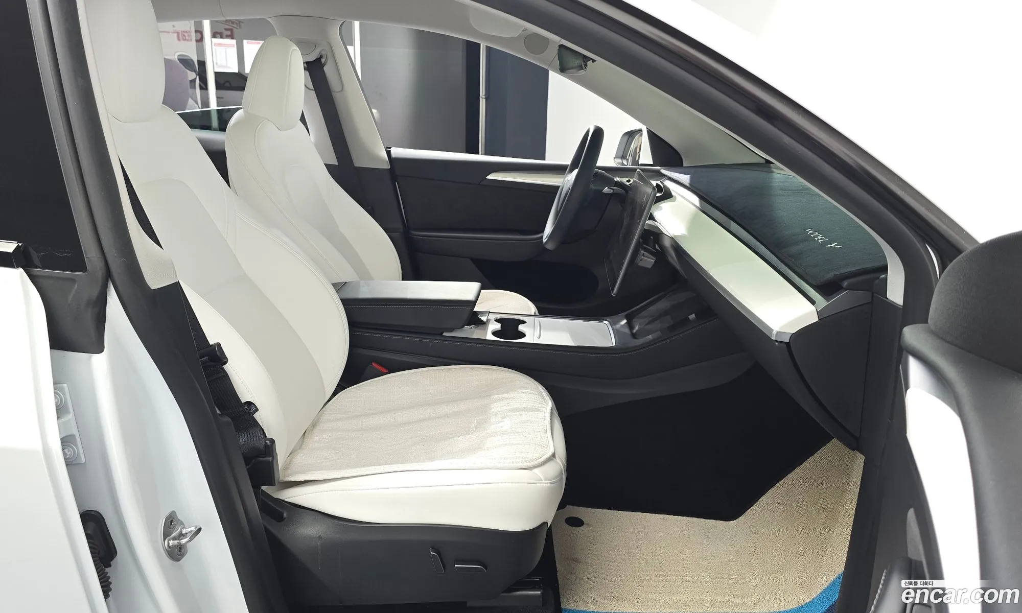 Tesla Model Y 2024 LRWYGCFS0RC424232 — 32