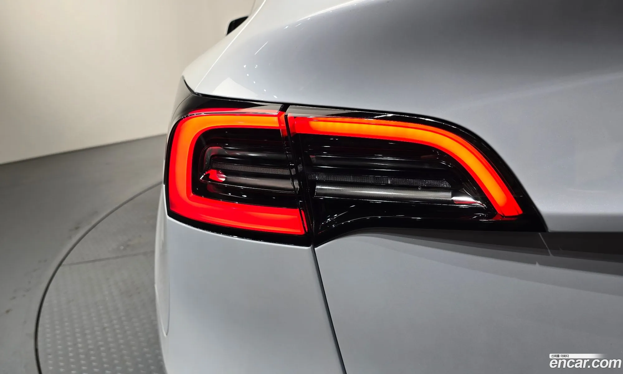 Tesla Model Y 2024 LRWYGCFS0RC424232 — 31