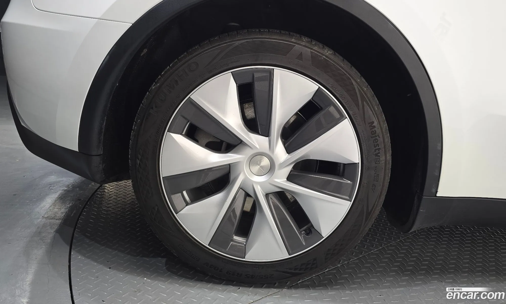 Tesla Model Y 2024 LRWYGCFS0RC424232 — 10