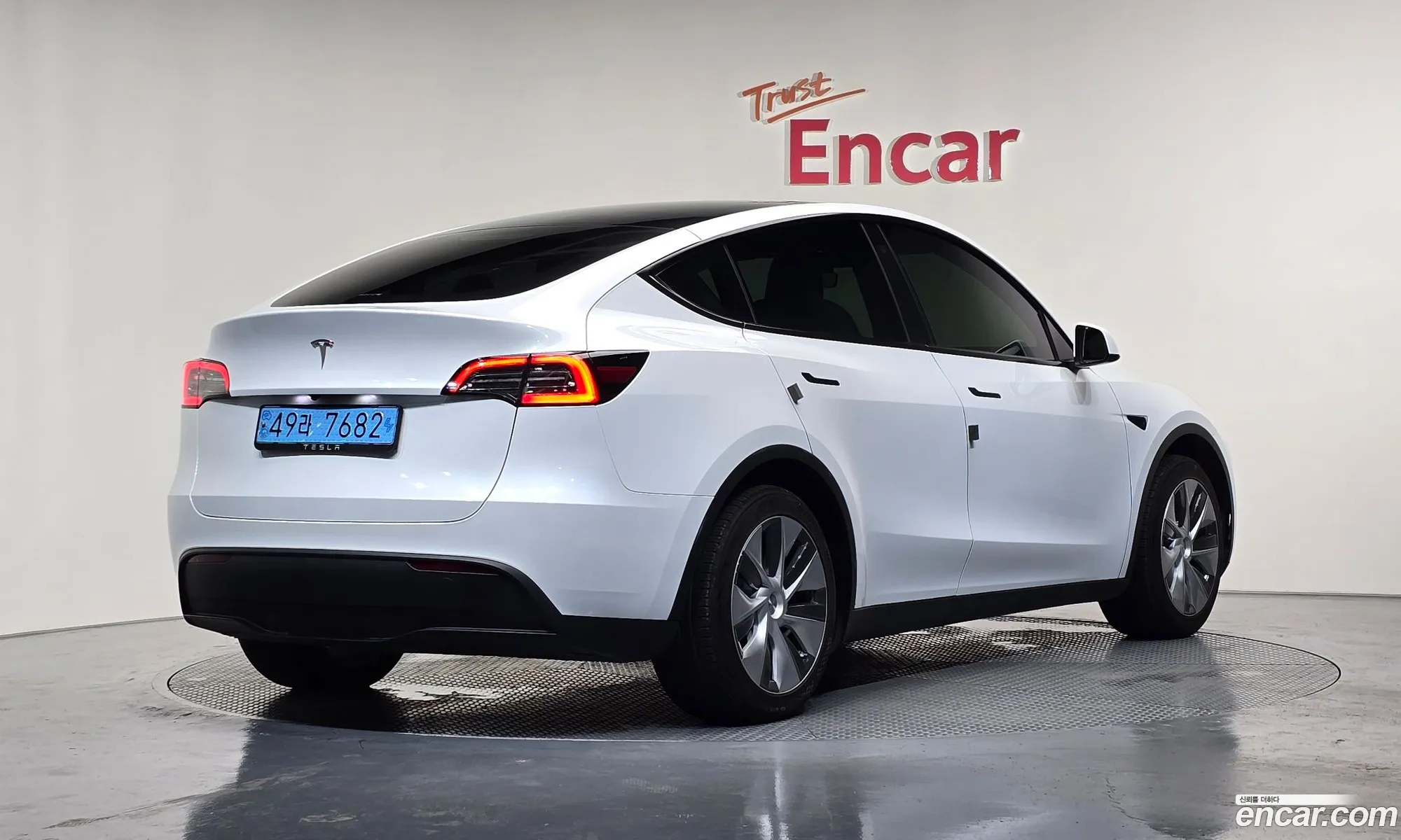 Tesla Model Y 2024 LRWYGCFS0RC424232 — 2