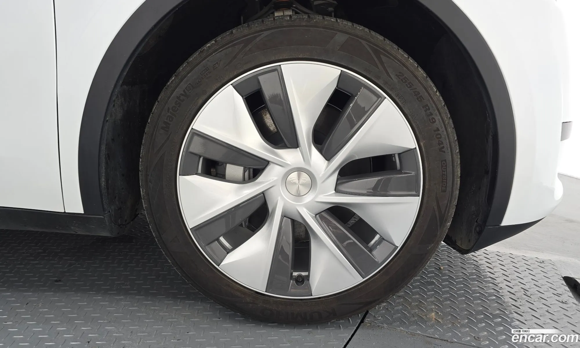 Tesla Model Y 2024 LRWYGCFS0RC424232 — 26