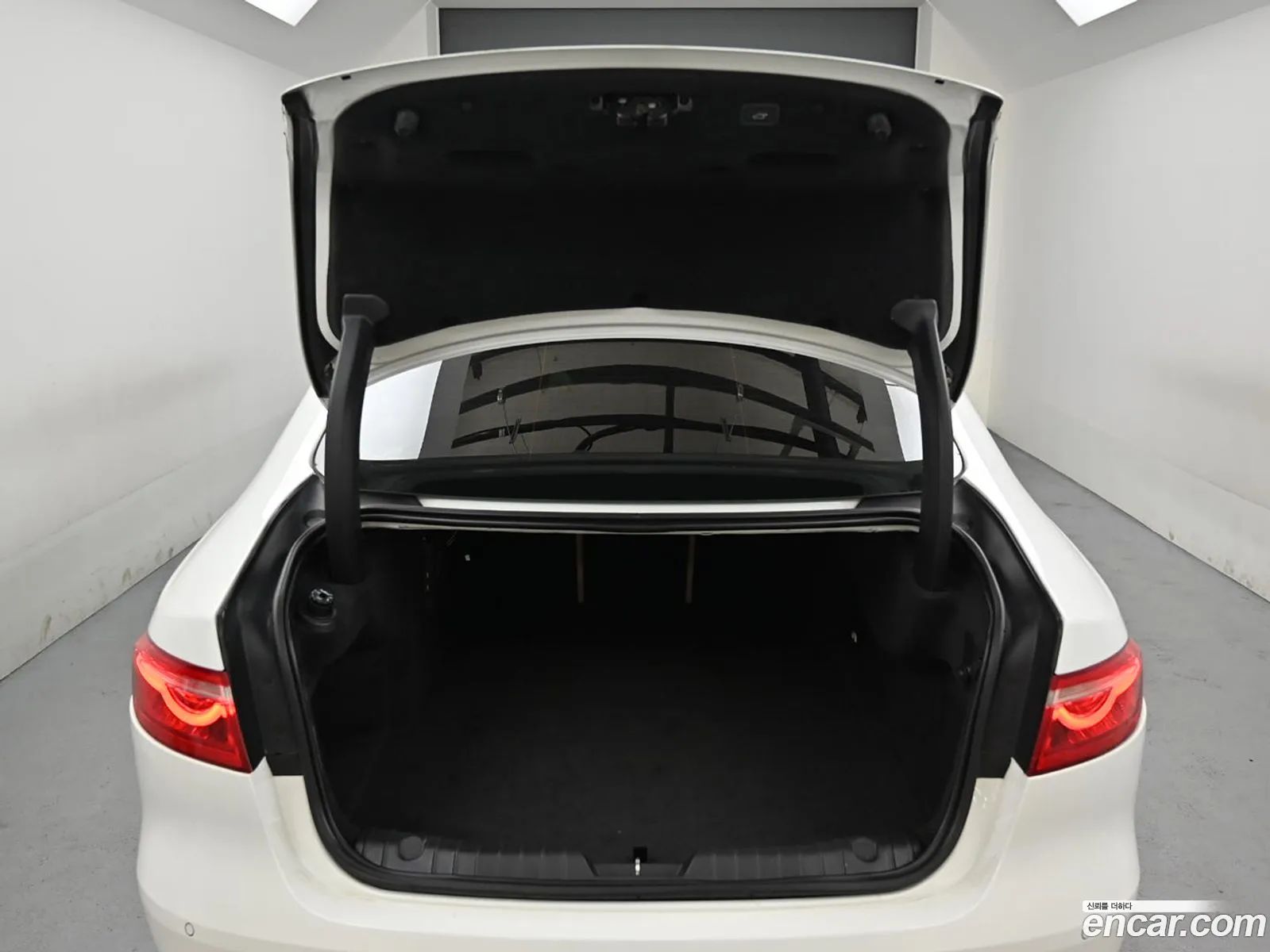 Jaguar XF 2016 — 17