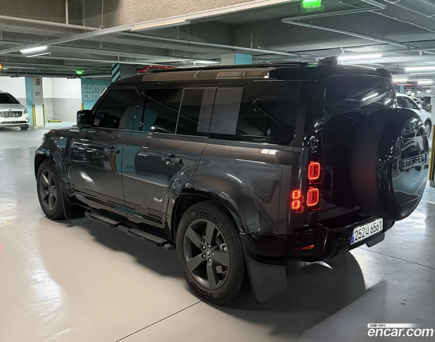 Land Rover Defender 2025 — 7