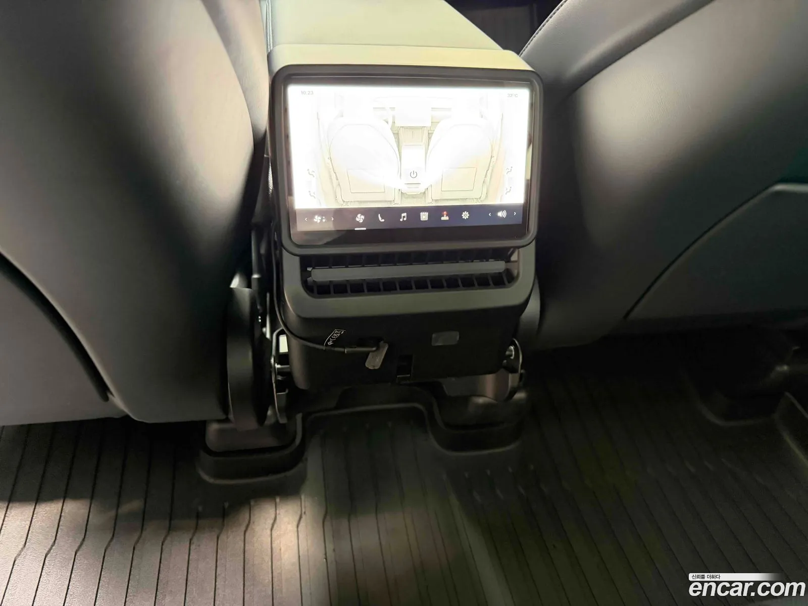 Tesla Model Y 2026 — 8