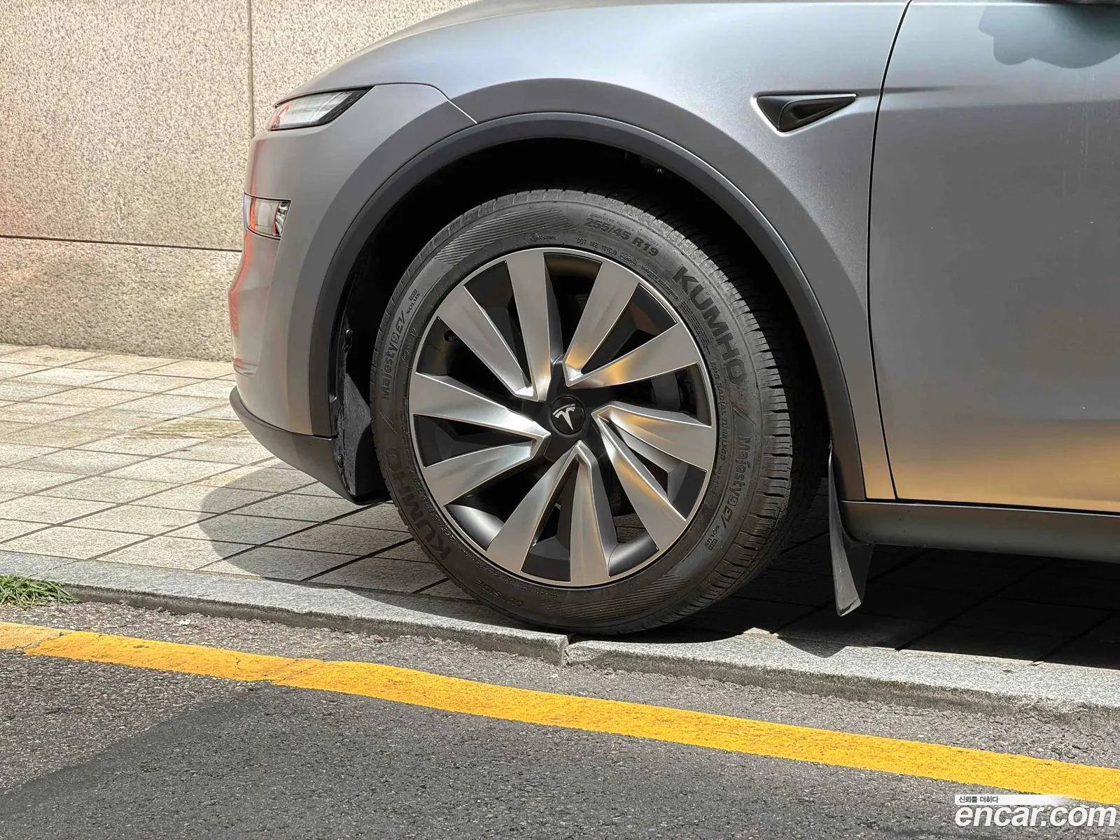 Tesla Model Y 2026 — 12