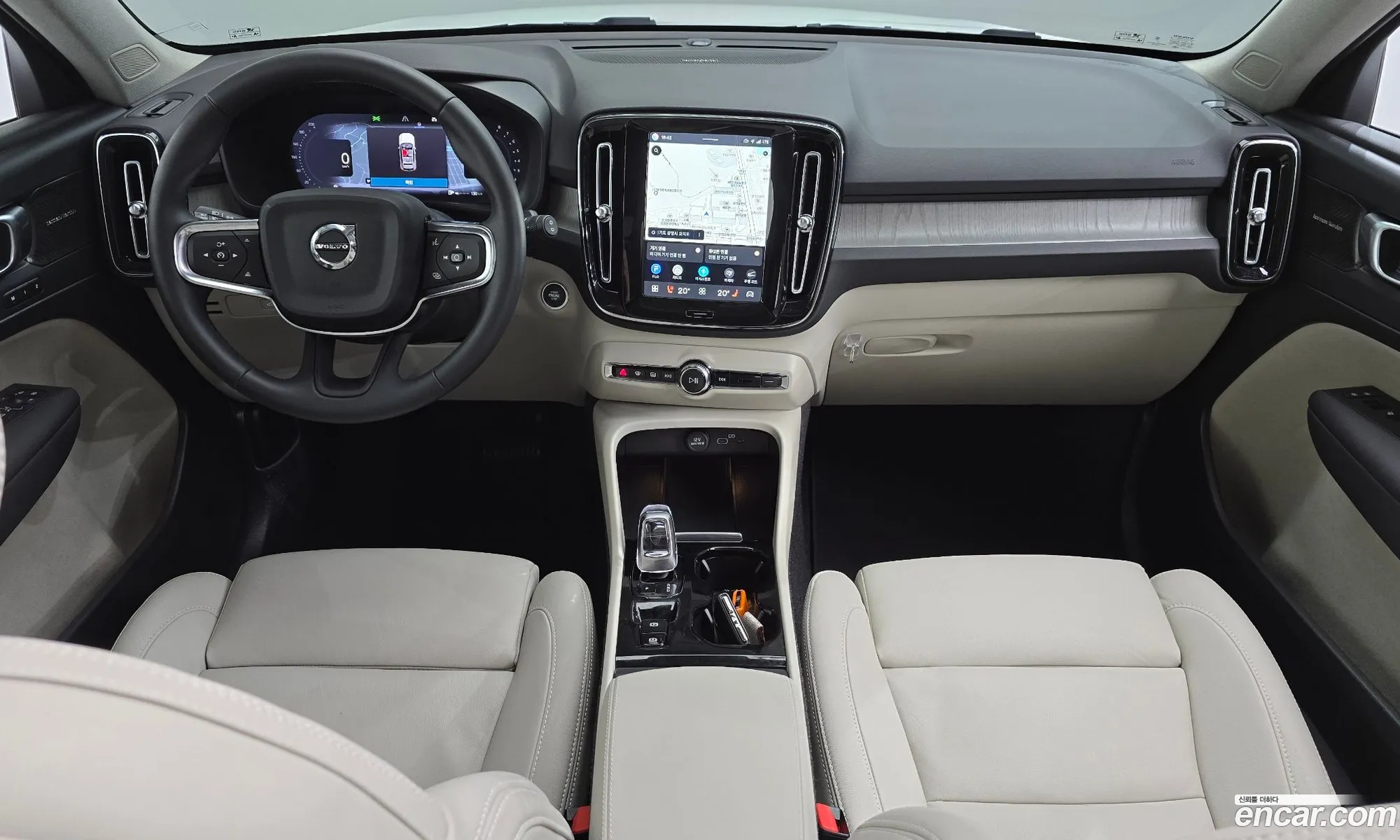 Volvo XC40 2024 — 2